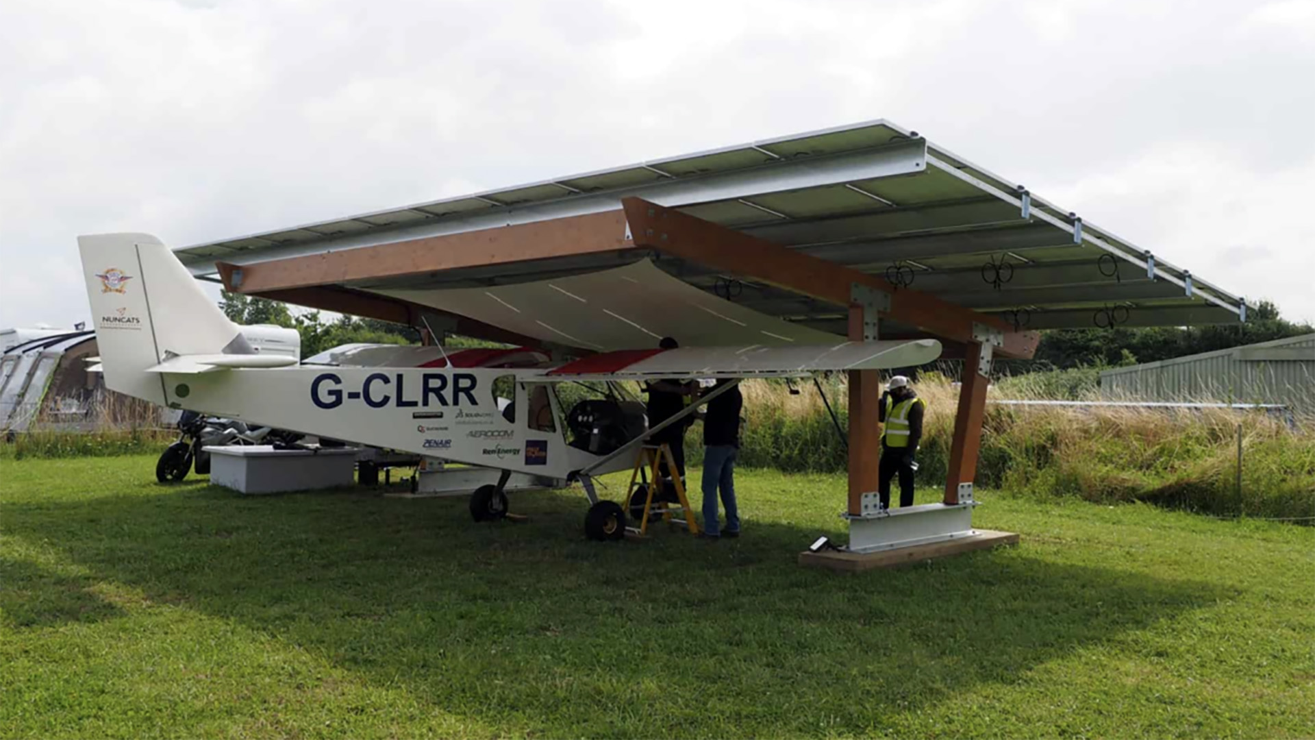 La estación de carga a través de paneles solares es parte del proyecto de vuelos 100% sustentables, aunque el avión puede enchufarse a la red eléctrica convencional