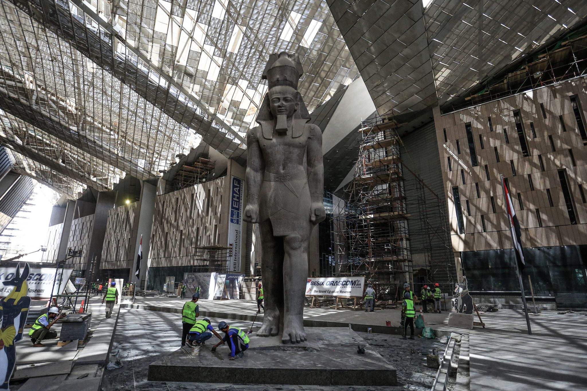 Operarios del Gran Museo Egipcio limpian el área en torno con la estatua del faraón Ramsés II (Foto: Hassan Mohamed/Dpa)