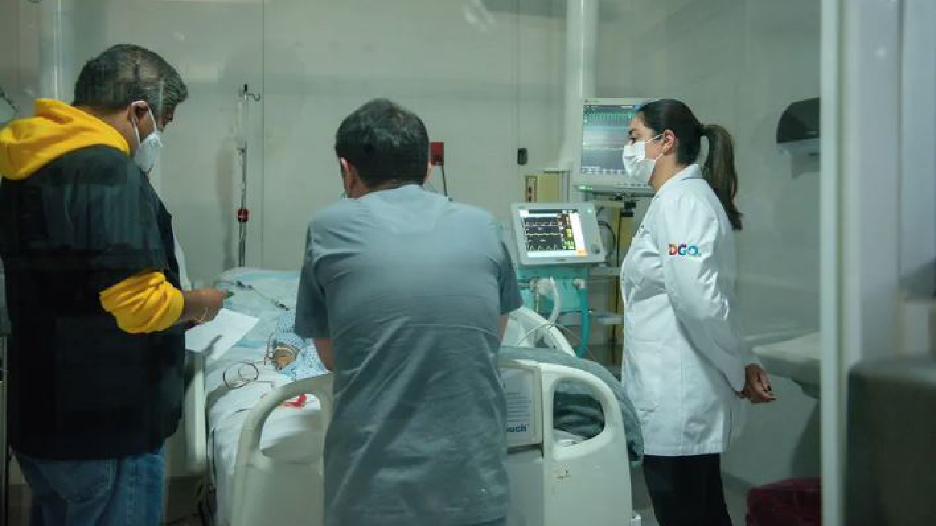 La secretaria de Salud de Durango visita un paciente enfermo de meningitis (Foto: especial)