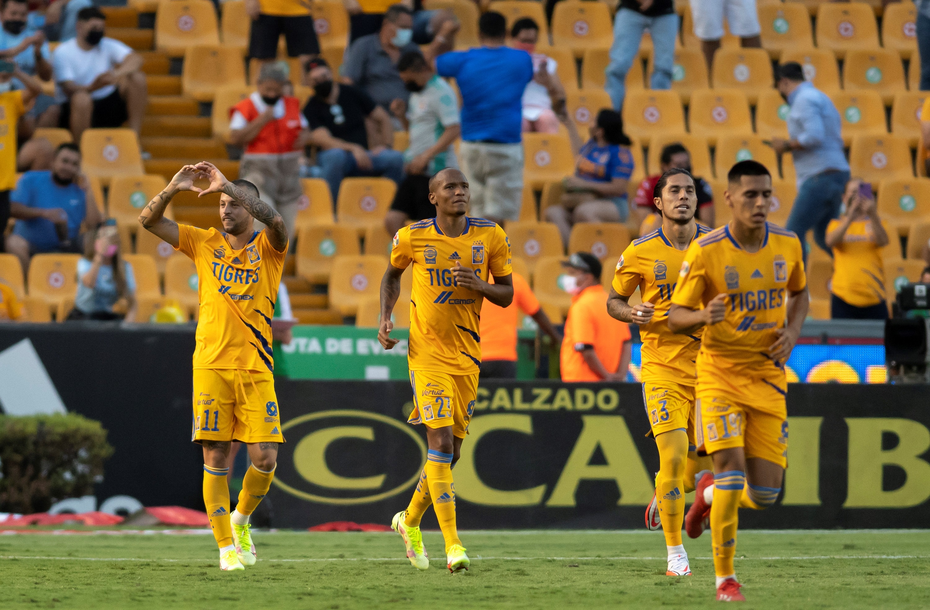 Los jugadores de Tigres celebran un gol ante Atlas, durante un partido de la jornada 7 del Torneo Apertura 2021 del fútbol profesional mexicano, disputado en el estadio Universitario, en Monterrey (México). EFE/Miguel Sierra