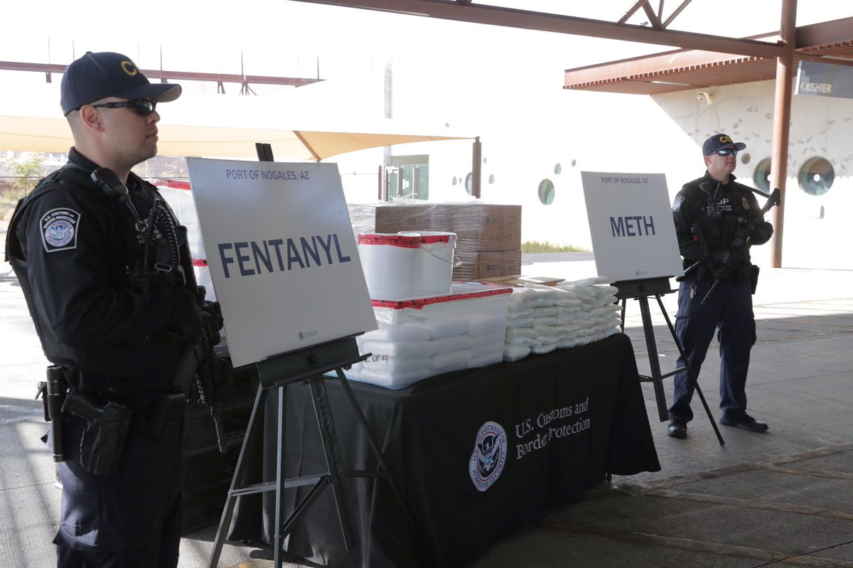 Paquetes de fentanilo en su mayoría en forma de polvo y metanfetamina, que Aduanas y Protección Fronteriza de Estados Unidos dicen que incautaron de un camión que cruza a Arizona desde México (Reuters)