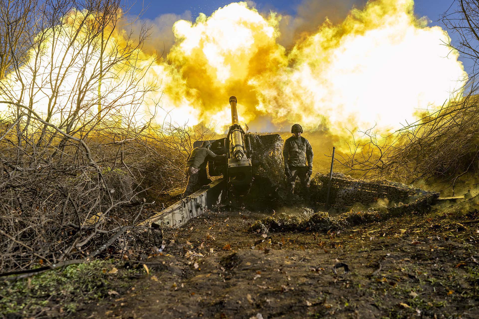 Un soldado dispara artillería en las afueras de la ciudad ucraniana de Bakhmut.