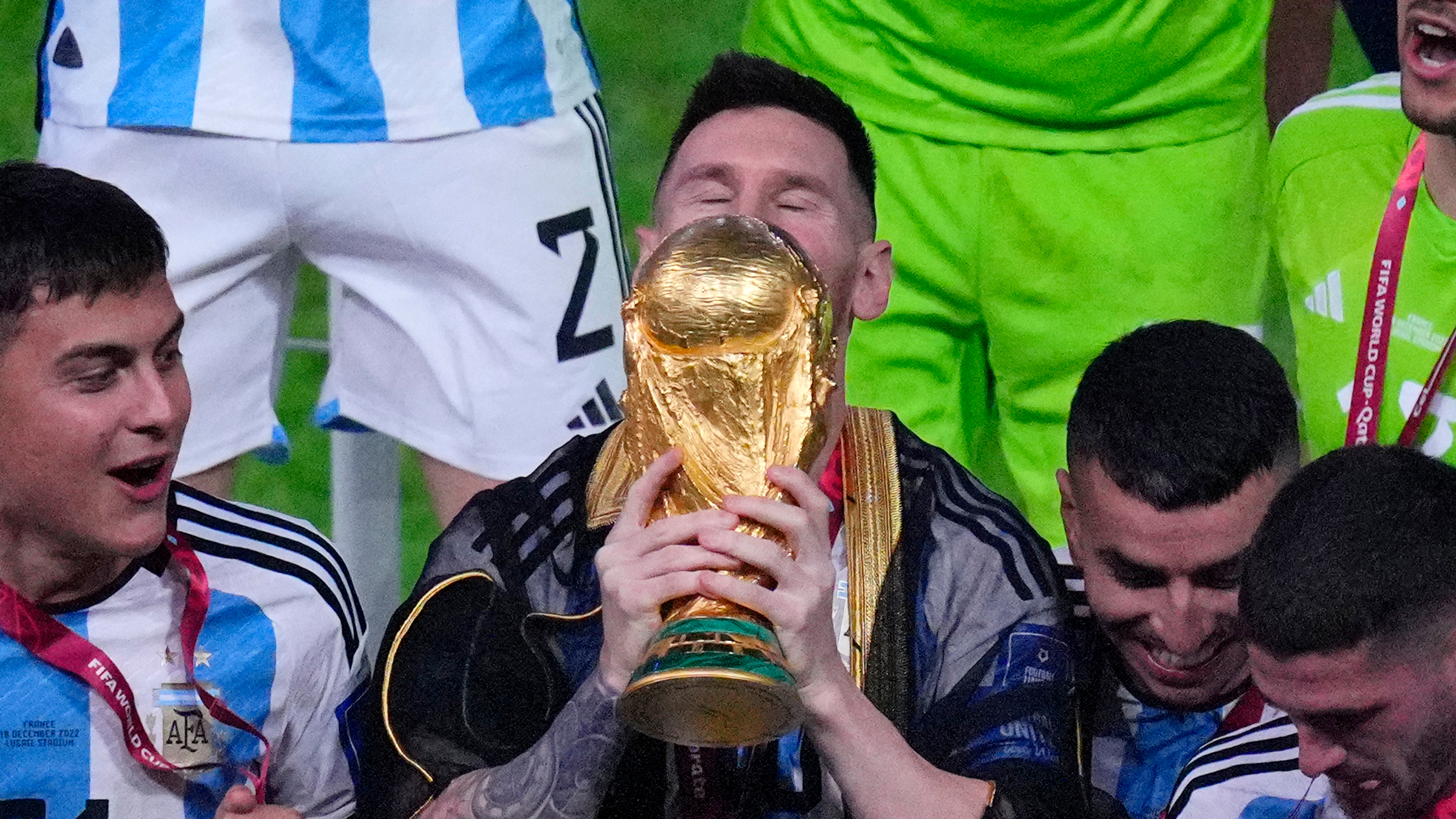 Lionel Messi besa la Copa del Mundo que conquistó con Argentina el domingo 18 de diciembre en Lusail, Qatar, tras imponerse por penales a Francia. (AP Foto/Hassan Ammar)