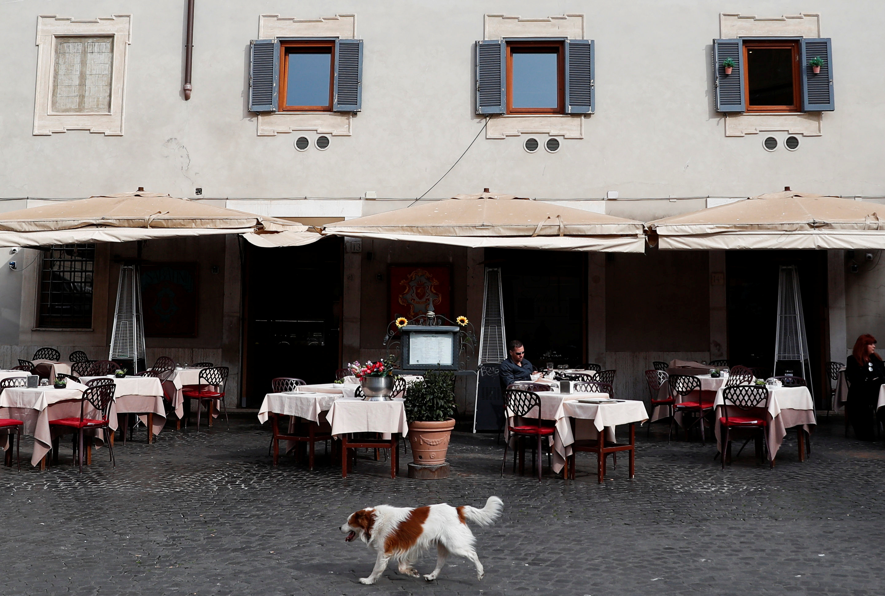 Un restaurante vacío en el área de Trastevere, Roma. después del decreto de aislamineto en toda Italia, el 10 de marzo de 2020 (REUTERS/Guglielmo Mangiapane)