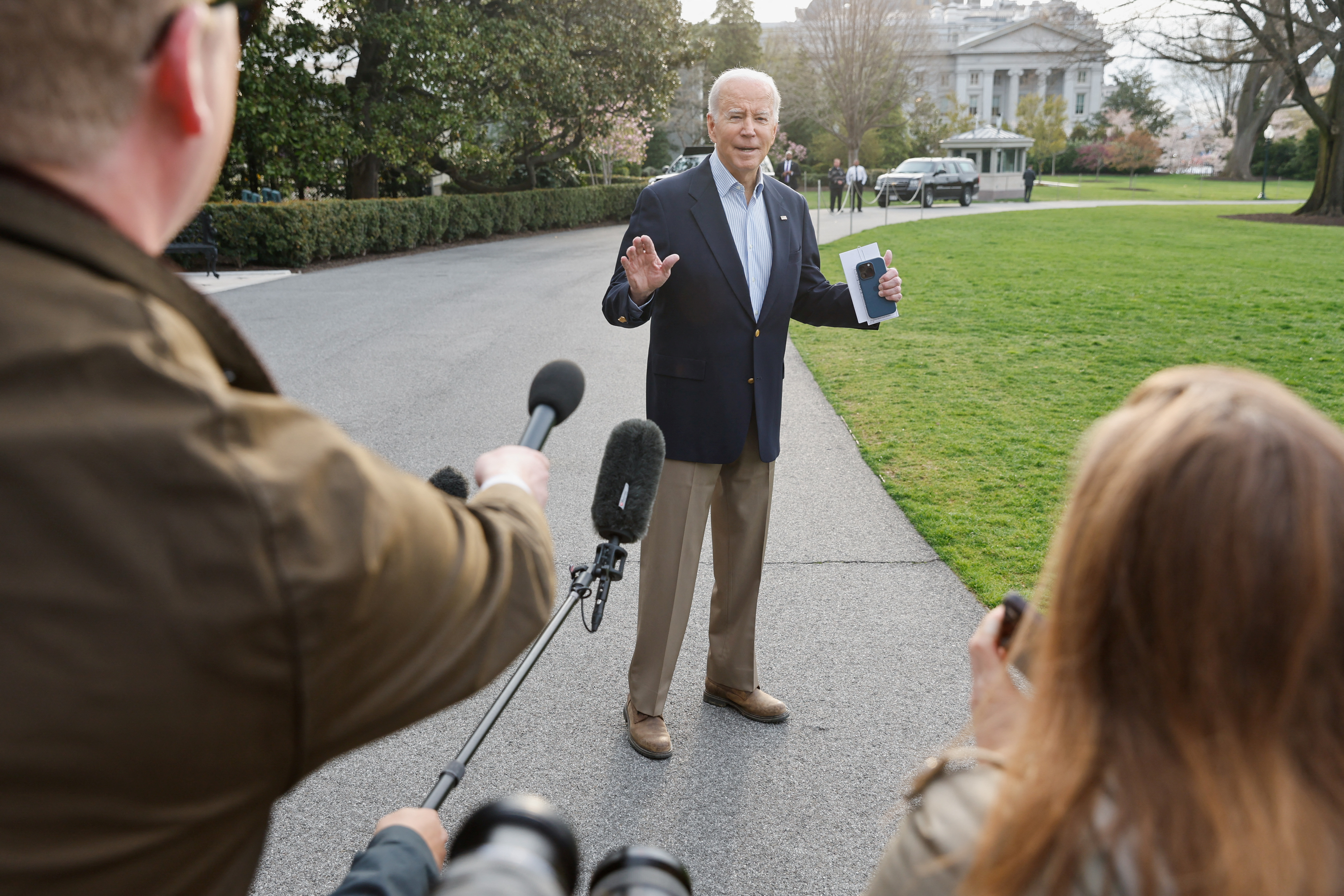 Miembros de los medios de comunicación hacen preguntas al presidente de Estados Unidos, Joe Biden, mientras camina hacia el helicóptero Marine One para salir de viaje a Mississippi para ver los daños causados por un tornado, desde la Casa Blanca en Washington, Estados Unidos, 31 de marzo de 2023. REUTERS/Jonathan Ernst
