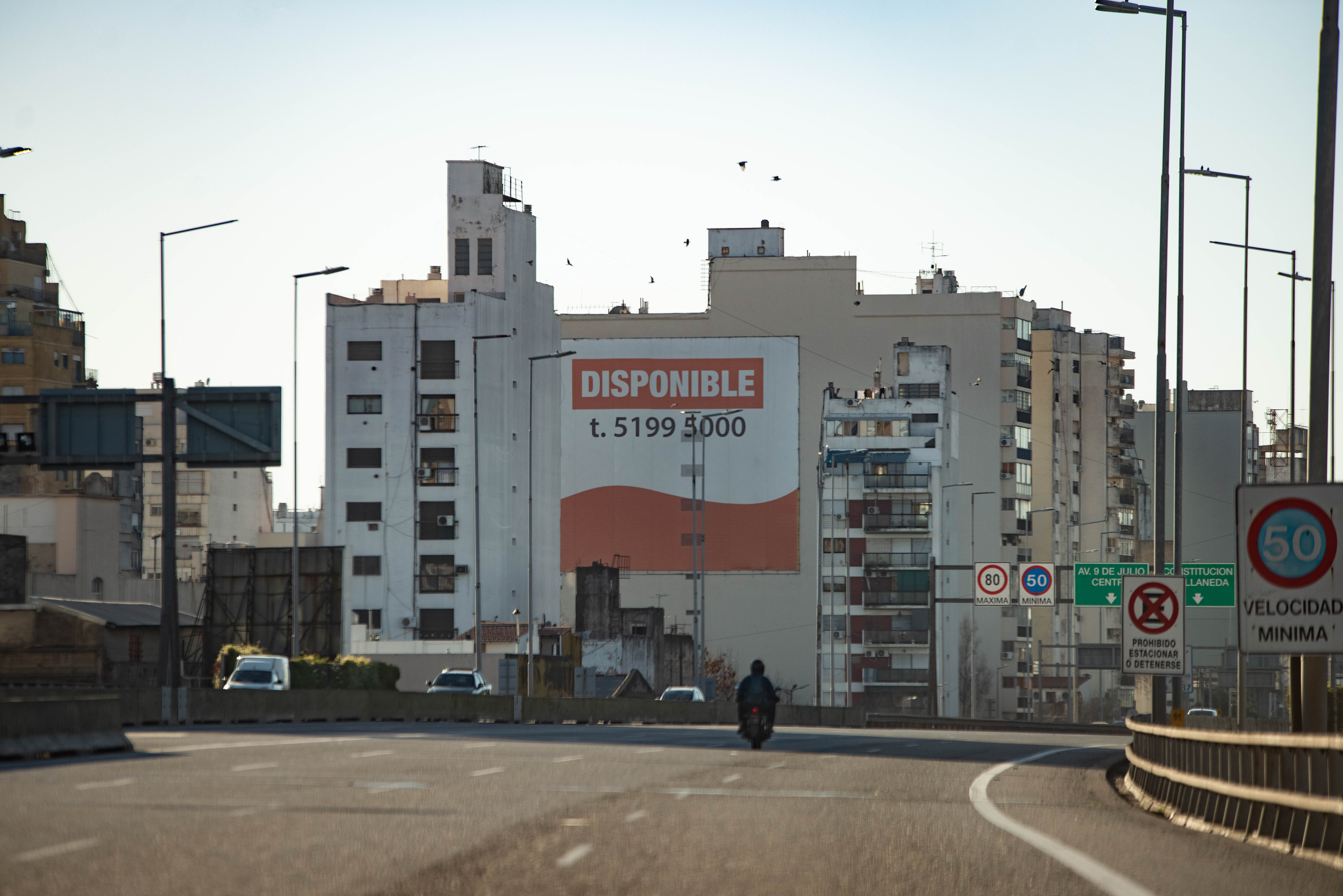Ante las restricciones de circulación, la mayoría de los comercios profundizaron su adaptación al comercio electrónico y a distancia.