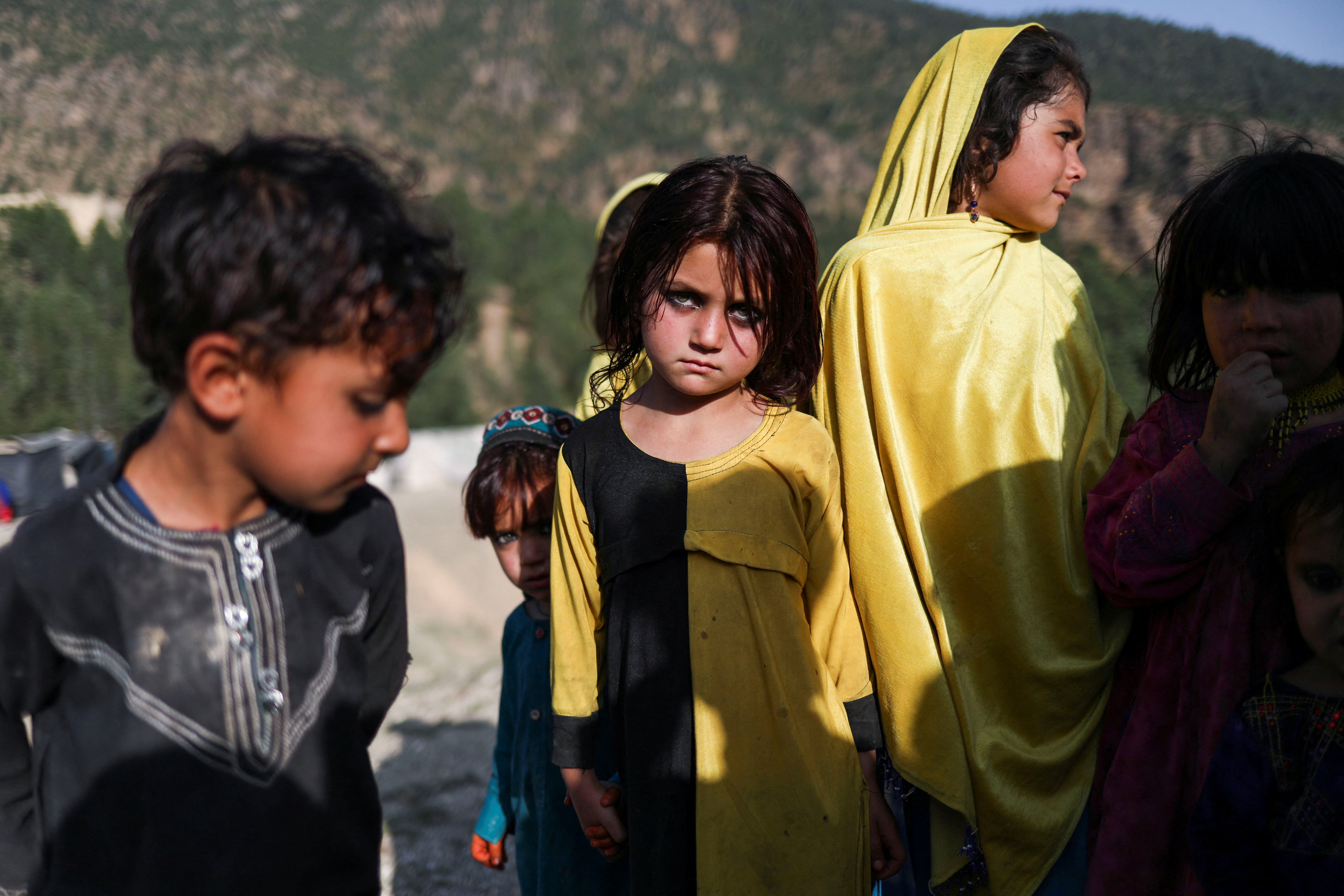 Niños afganos en la zona afectada por el terremoto en el distrito de Spera de la provincia de Khost, Afganistán, 26 de junio de 2022. REUTERS/Ali Khara
