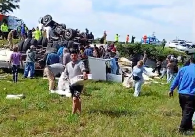 Un cami&oacute;n volc&oacute; en Entre R&iacute;os, el chofer qued&oacute; atrapado y los vecinos saquearon una carga de pollo congelado