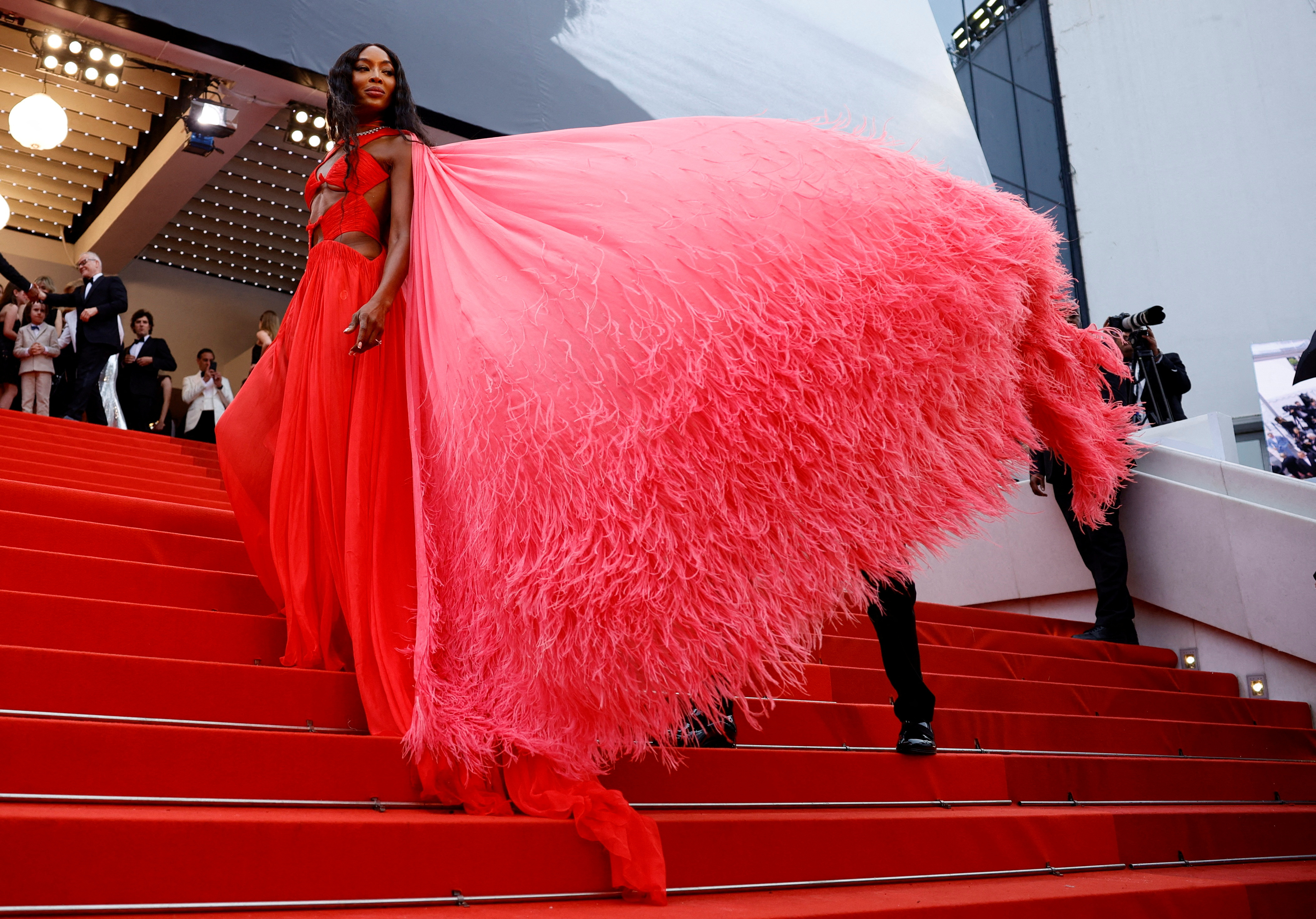 La top model Naomi Campbell también posó para los fotógrafos en la alfombra roja de 