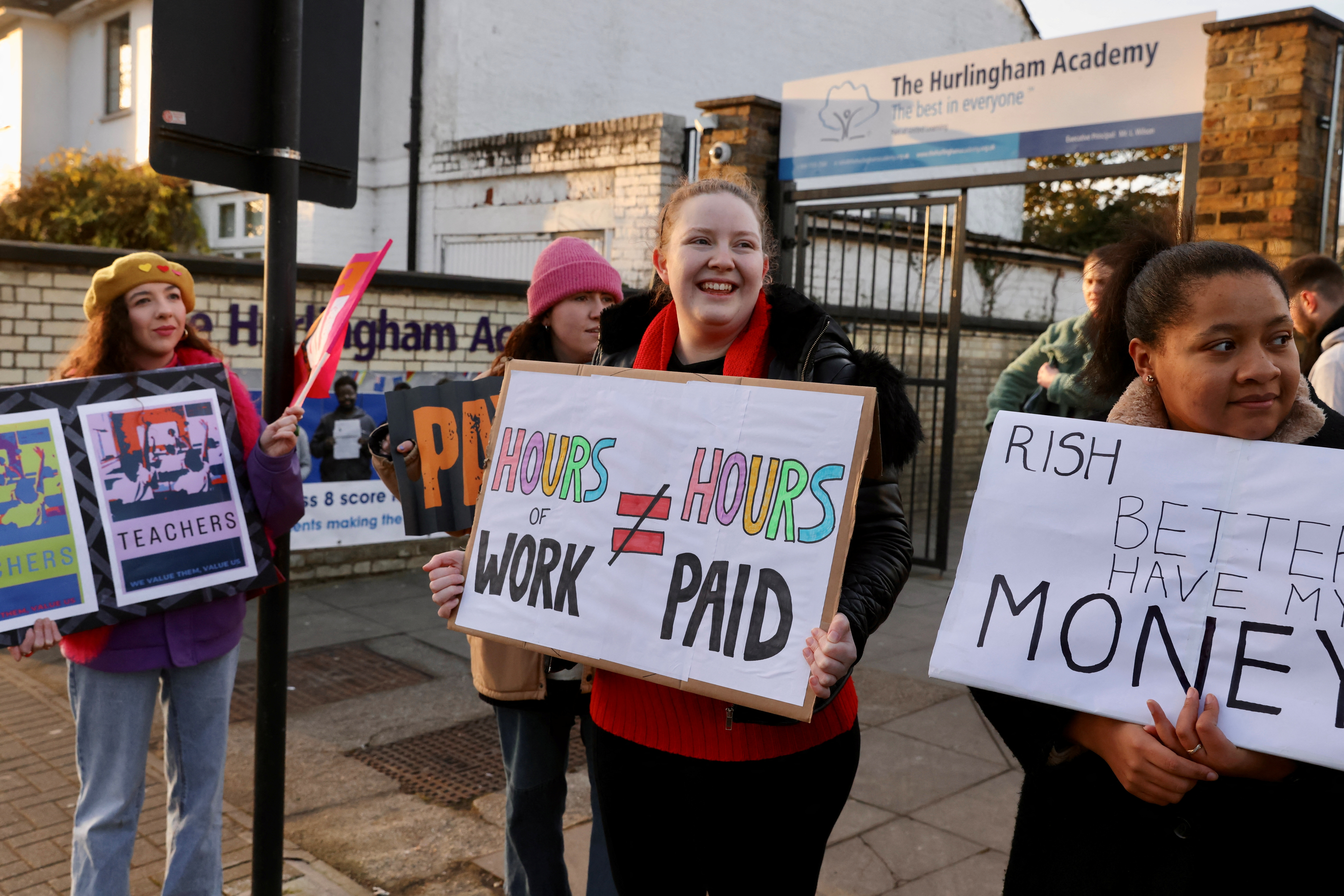 Profesores se unen a la huelga en un piquete en The Hurlingham Academy en Fulham, Londres, Gran Bretaña 1 de febrero de 2023. REUTERS/Kevin Coombs