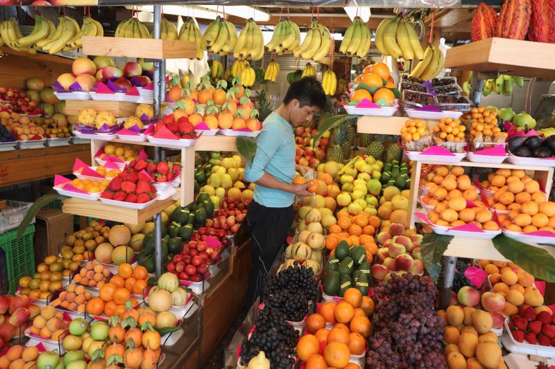 Imagen de archivo de un puesto de frutas en un mercado de Lima, Perú. 2 noviembre 2018. REUTERS/Mariana Bazo