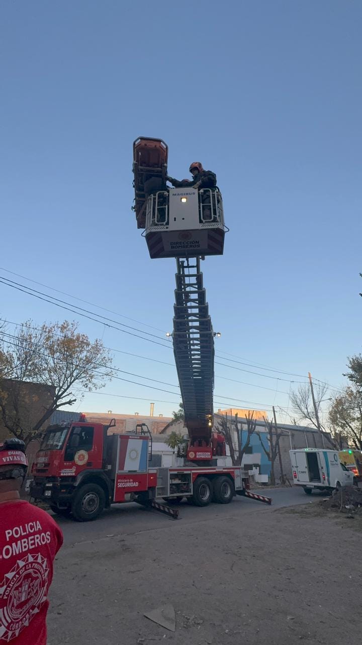 Un hombre muri&oacute; electrocutado en un poste de alumbrado en C&oacute;rdoba e investigan si intentaba robar cables