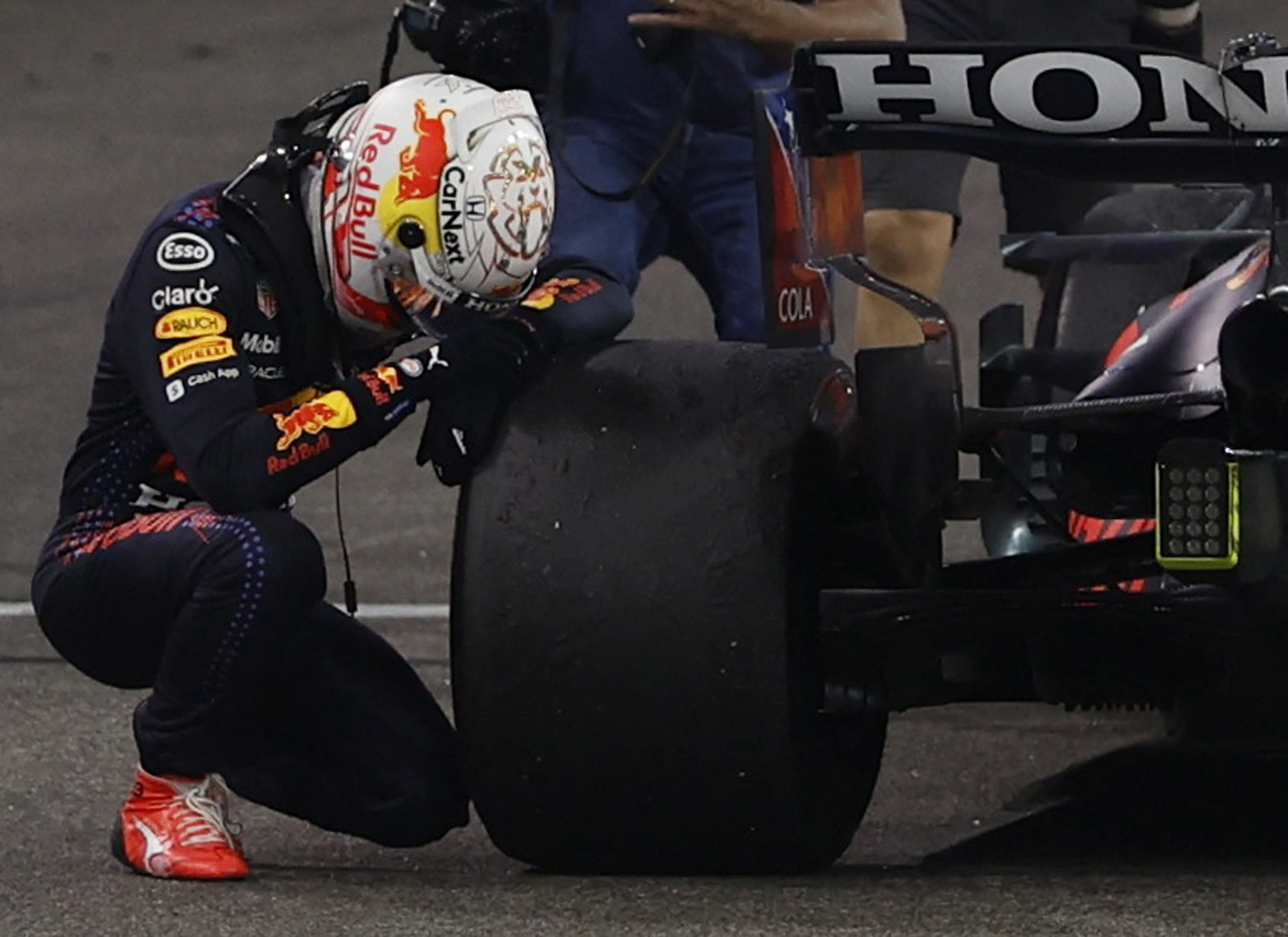 Max Verstappen, arrodillado junto a su Red Bull RB16B con el que alcanzó la gloria en la Máxima (REUTERS/Hamad I Mohammed)