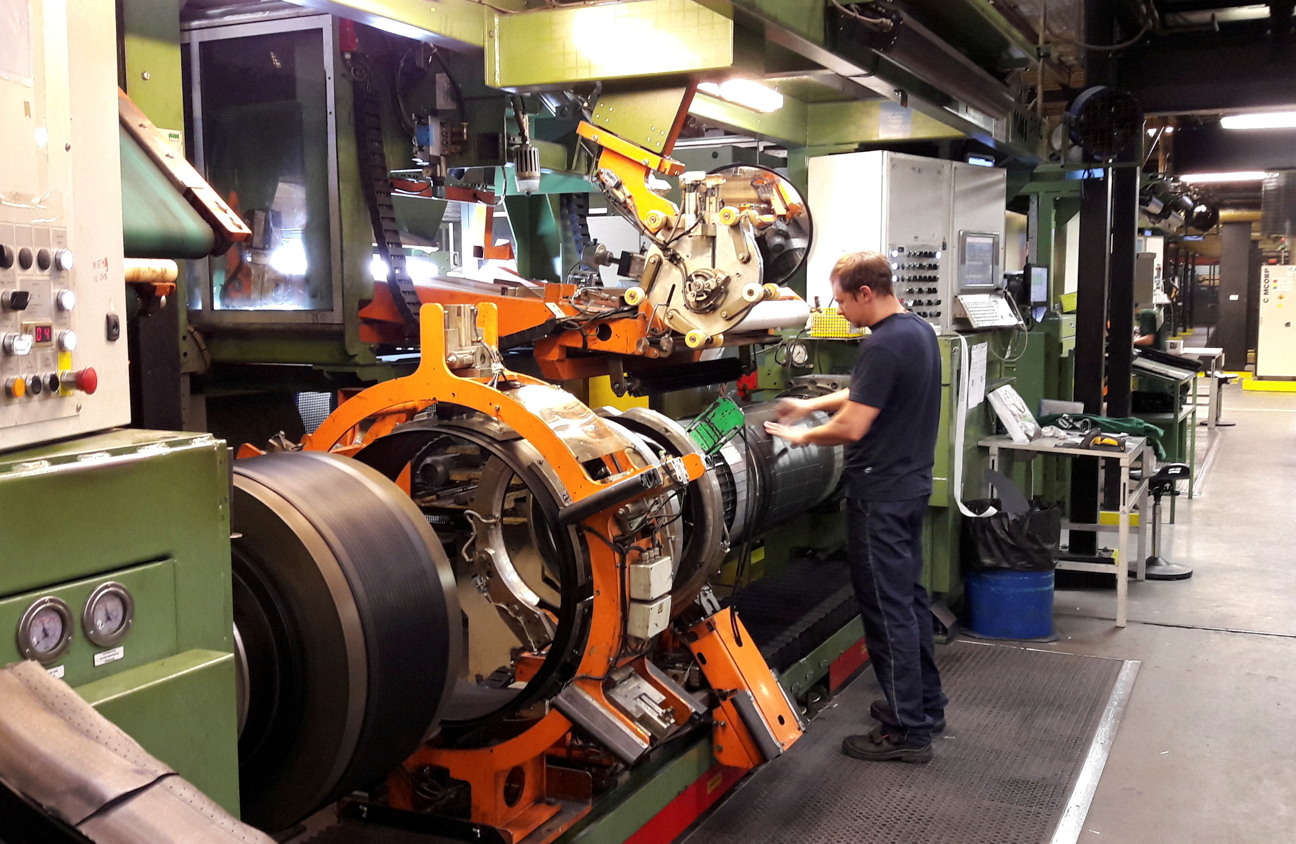 Un empleado trabaja en la fábrica de Nokian Tires en Vsevolozhsk, cerca de San Petersburgo, Rusia, el 14 de septiembre de 2017.  El país tiene dificultades para obtener piezas o materias primas, e incluso algunas tecnologías esenciales. (REUTERS/Gleb Stolyarov/Foto de archivo)