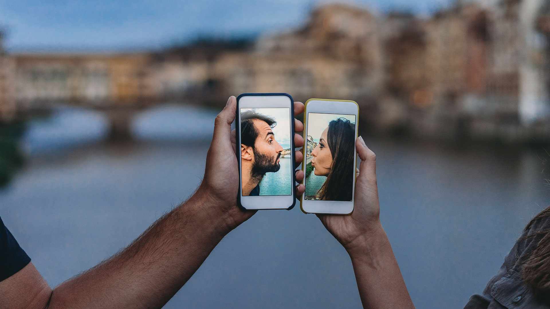 Muchas veces tener la pareja a distancia genera cierto ‘alivio’ por poder manejarse en la cotidianeidad con más libertad (Getty)