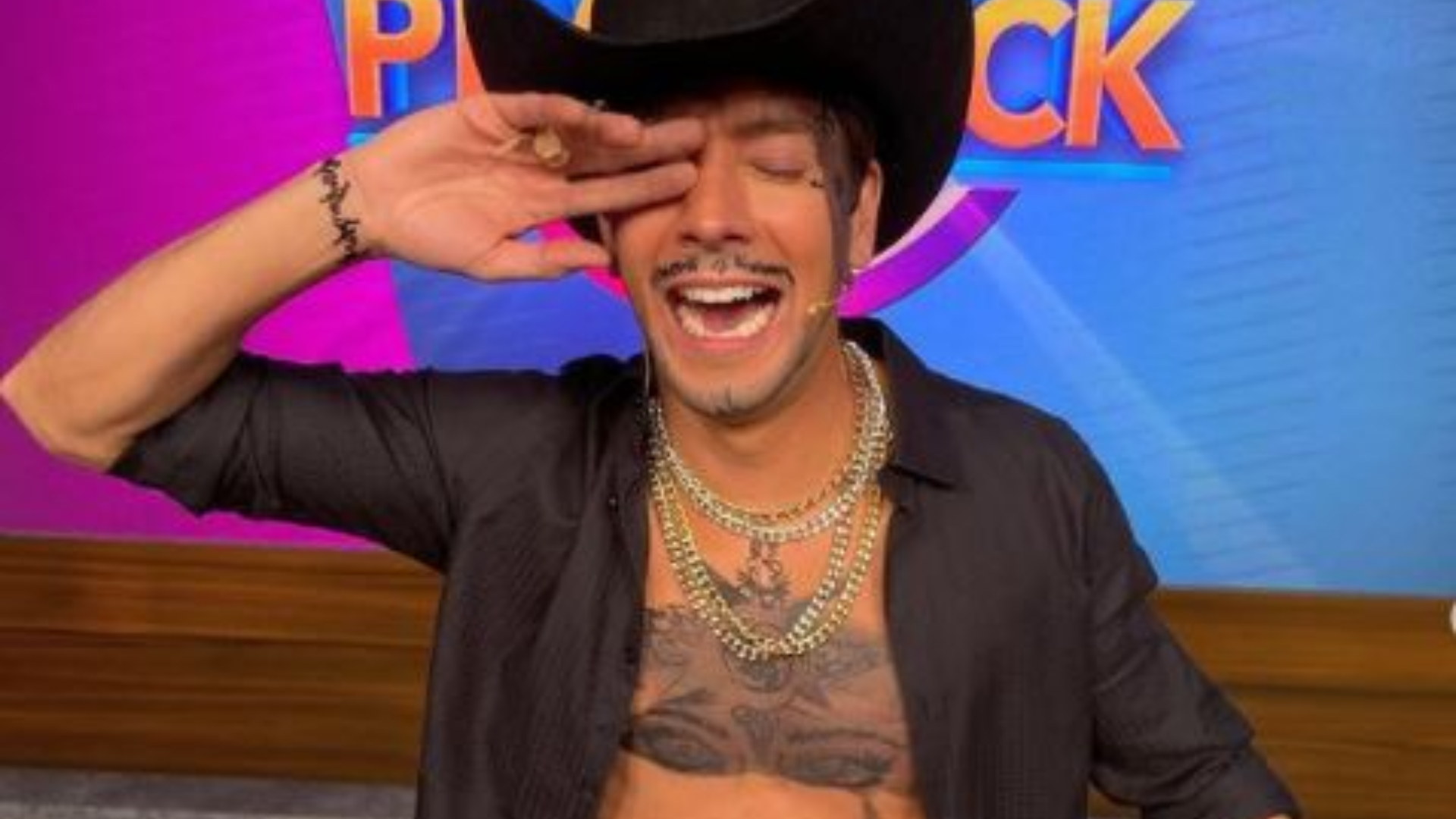 ¡christian Nodal Se Quitó Los Tatuajes Así Fue La Parodia De Roger