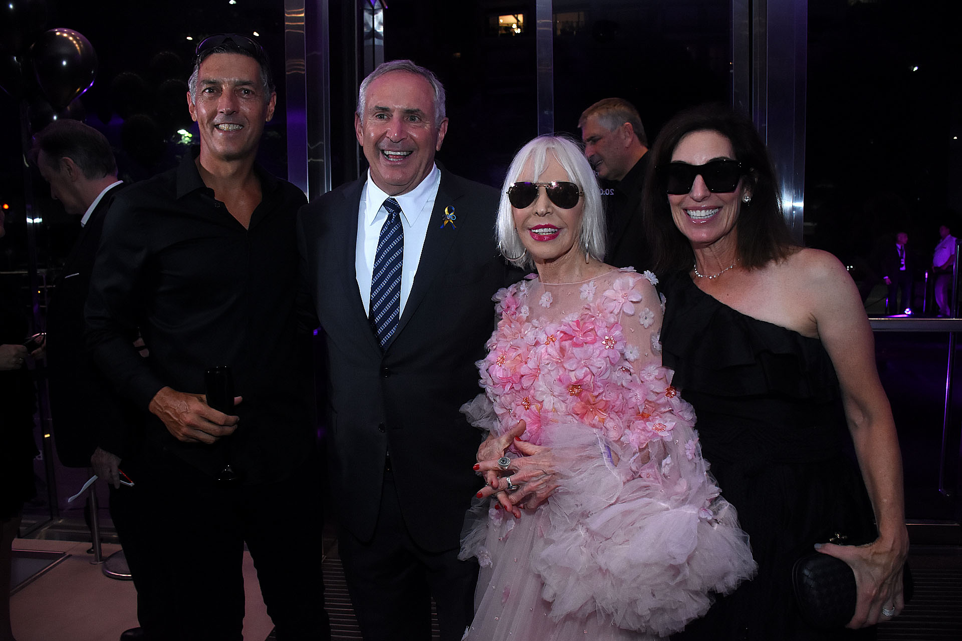 El CEO de J.P. Morgan Argentina, Facundo Gómez Minujín, y su madre, Marta Minujín, junto al embajador de los Estados Unidos, Marc Stanley, y su esposa Wendy Hillebrand Stanley 