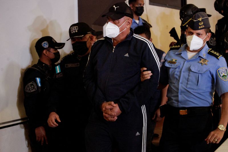 Foto de archivo: Agentes de policía escoltan al ex jefe de policía hondureño Juan Carlos "El Tigre" Bonilla, extraditado a Estados Unidos por cargos de narcotráfico (REUTERS/Fredy Rodríguez)