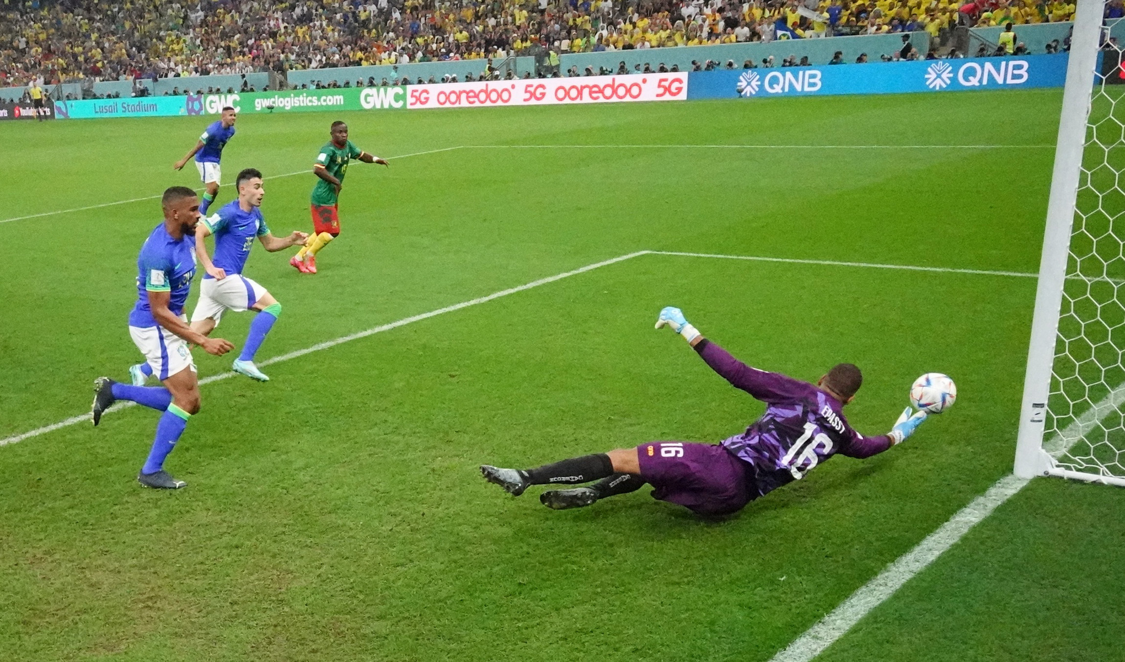 Devis Epassy es la figura de la cancha en Brasil vs Camerún (REUTERS/Paul Childs)