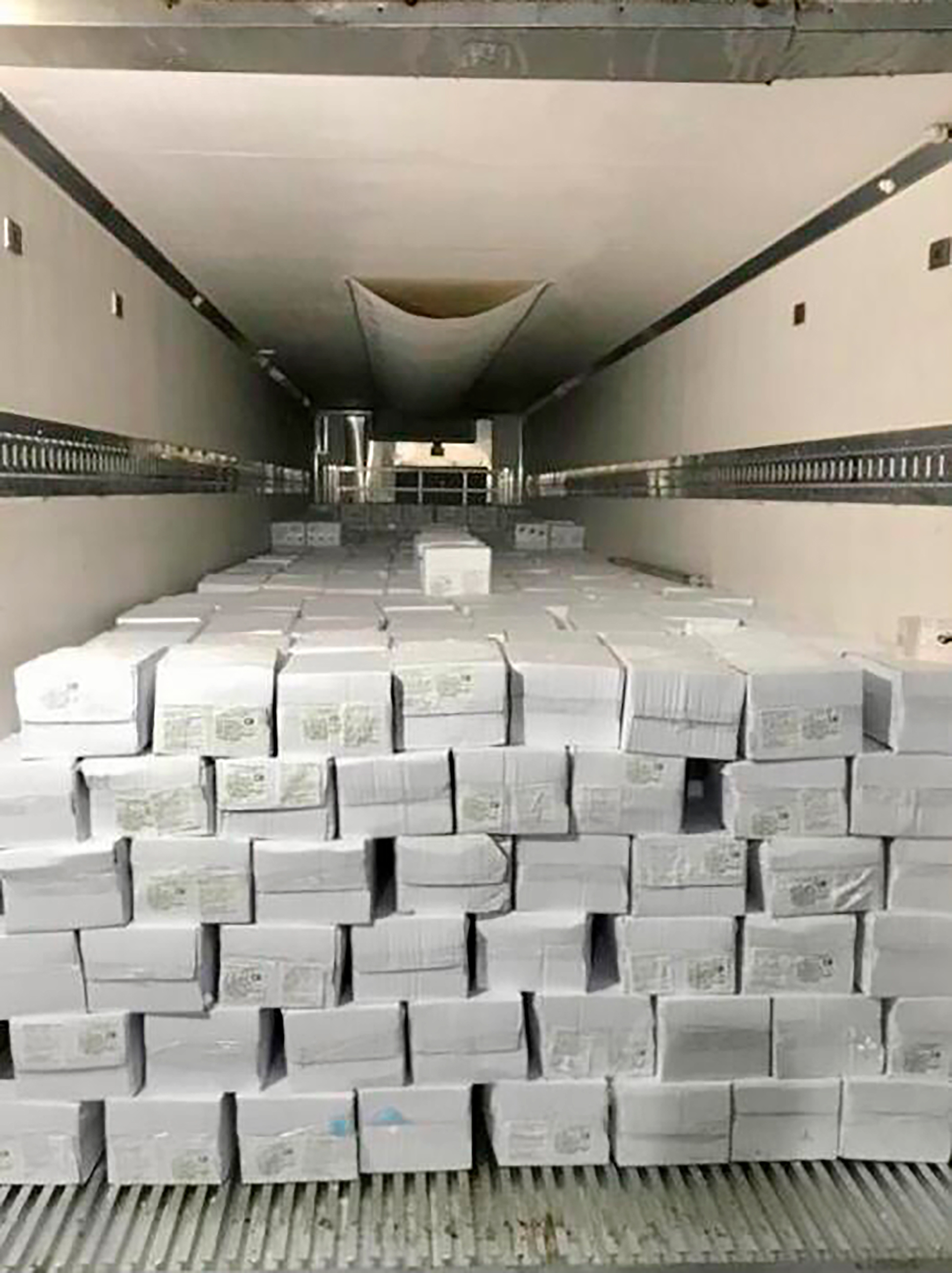 El cargamento está compuesto por 1231 cajas de cola de langostino congelado, 14 de langostino entero congelado y 84 de langostino pelado devenado con un peso neto total de 23.306 kilogramos