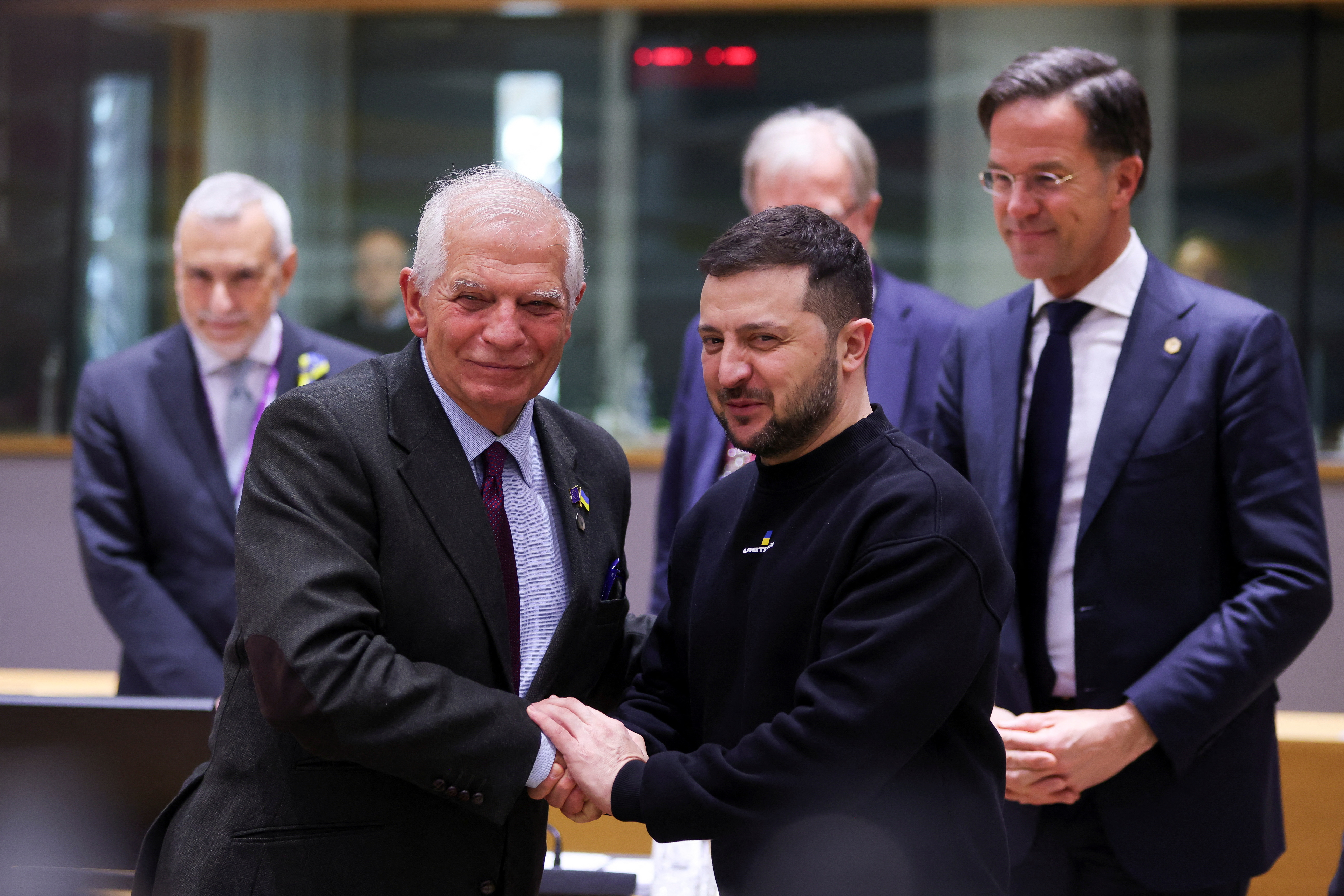 El presidente ucraniano, Volodymyr Zelenskiy, estrecha la mano del Alto Representante de la Unión Europea para Asuntos Exteriores y Política de Seguridad, Josep Borrell, mientras asisten a la cumbre de líderes europeos en Bruselas, Bélgica, el 9 de febrero de 2023 (Reuters)