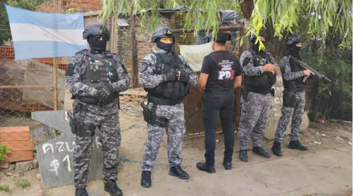 Rosario: encontraron m&aacute;s de 400 dosis de coca&iacute;na, dinero en efectivo, celulares y motos 