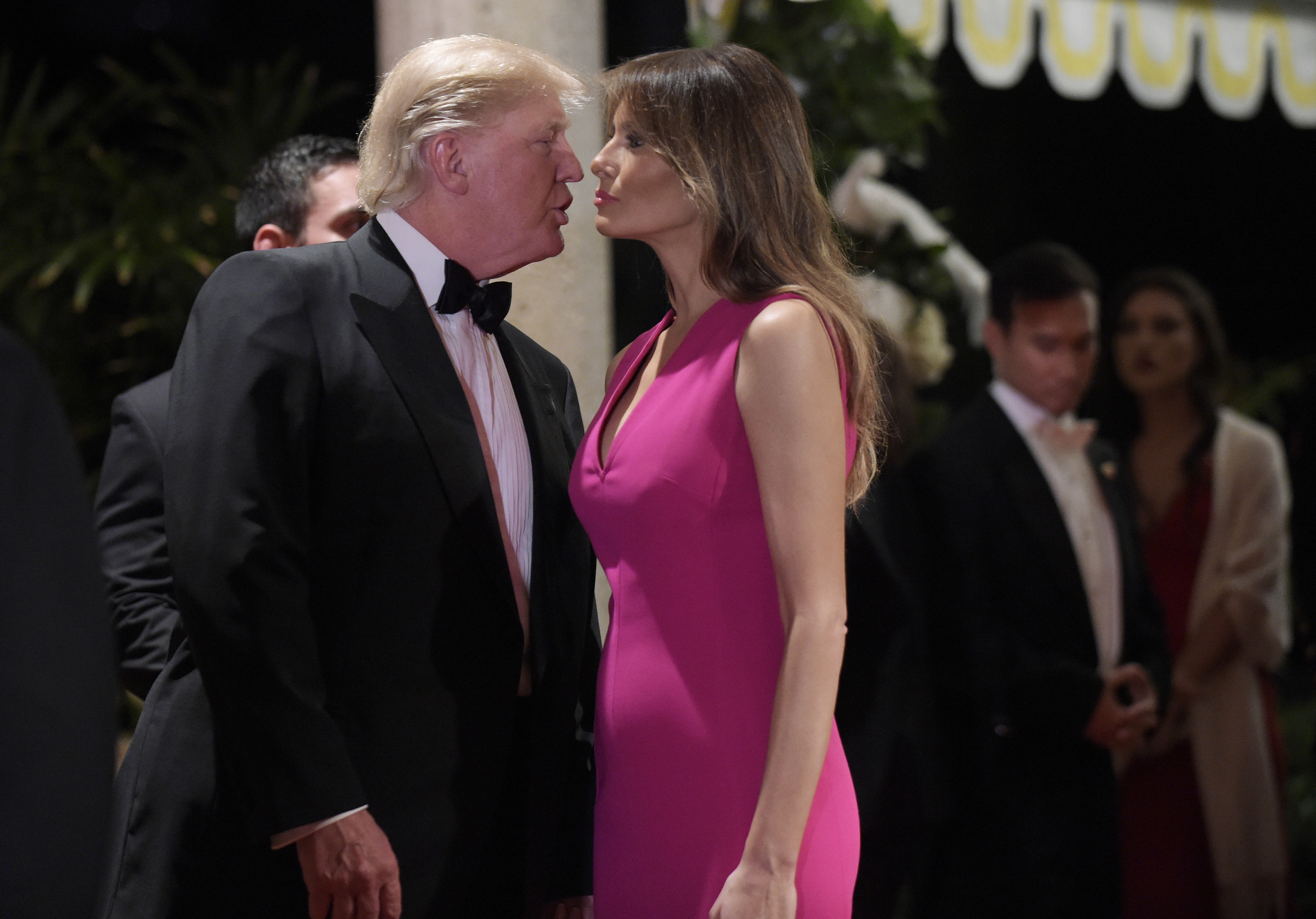 Donald Trump y su esposa, Melania Trump, en la gala anual de la Cruz Roja (AP)