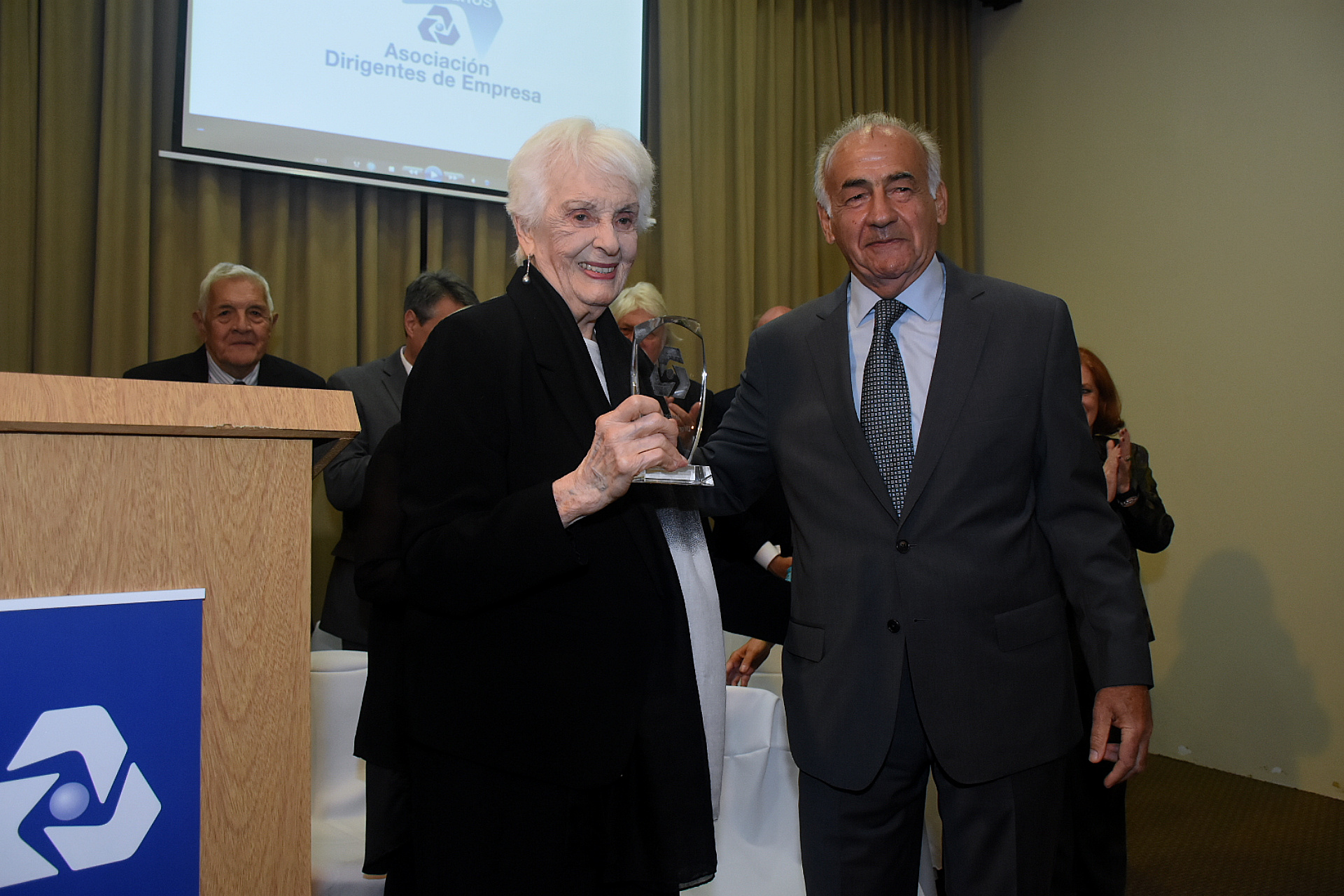 El presidente de ADE, Aizar Antonio Assefh, junto a Graciela Fernández Meijide, quien recibió un reconocimiento especial 
Nicolás Stulberg