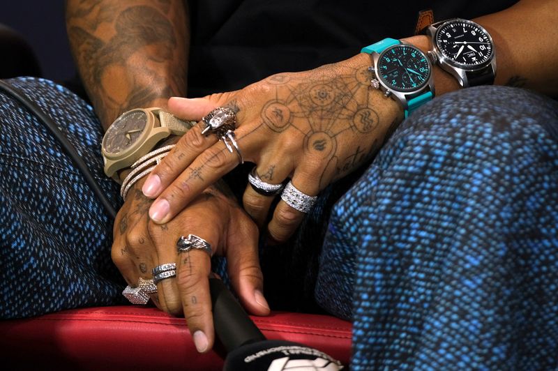 Los anillos y relojes que lució Hamilton durante la rueda de prensa (Foto: Reuters)
