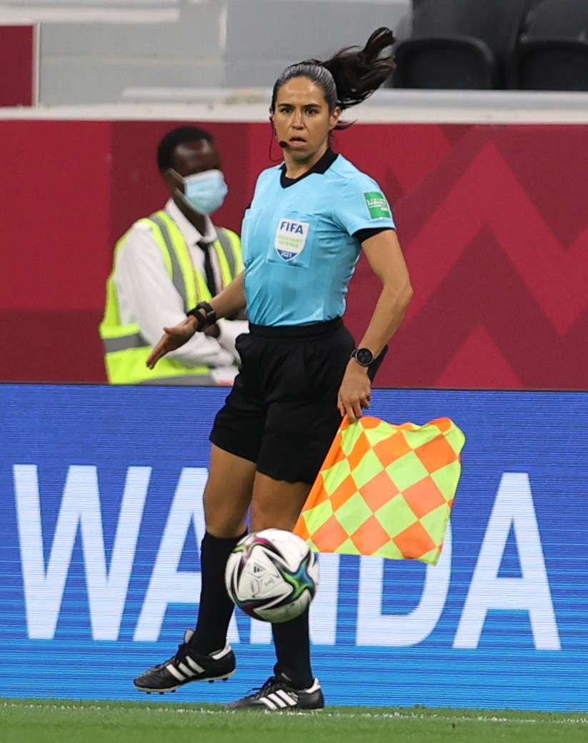 La representante mexicana Karen Diaz Medina oficiando de asistente en un partido de la Copa Arabe entre Siria y Túnez, que se jugó el año pasado en Qatar