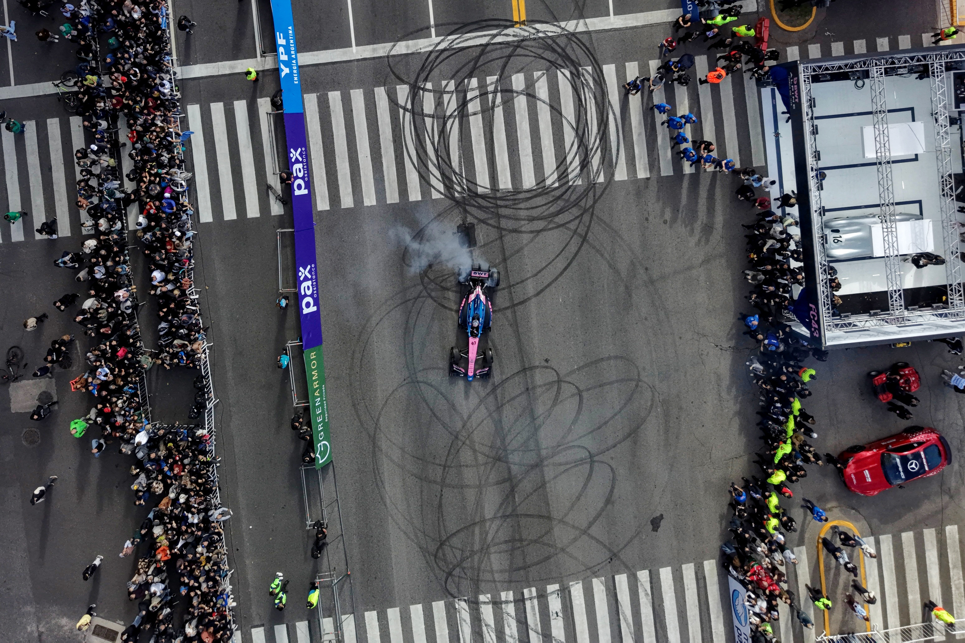 As&iacute; qued&oacute; el auto de Colapinto tras el principio de incendio en el cierre de su exhibici&oacute;n en Buenos Aires