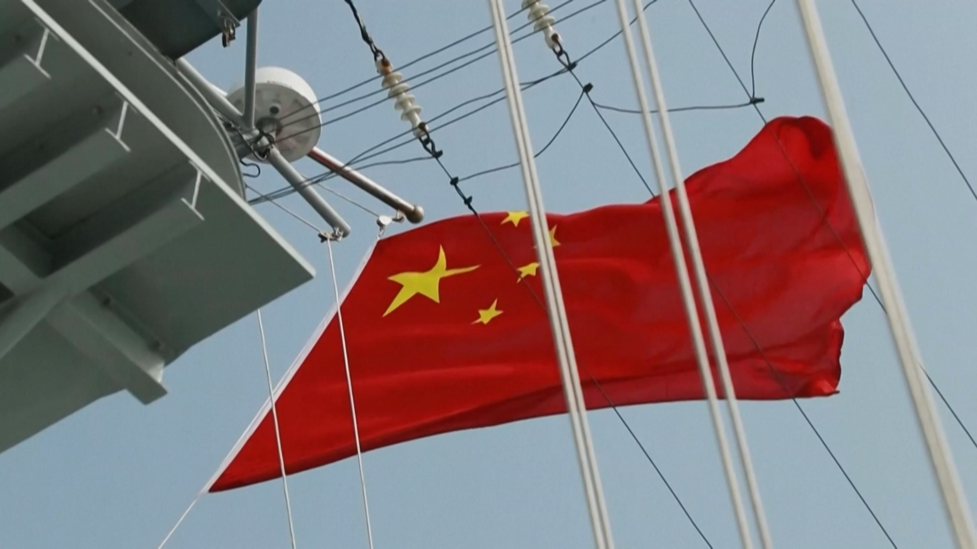 Una bandera china flamea en una de las embarcaciones de ese país (Captura)