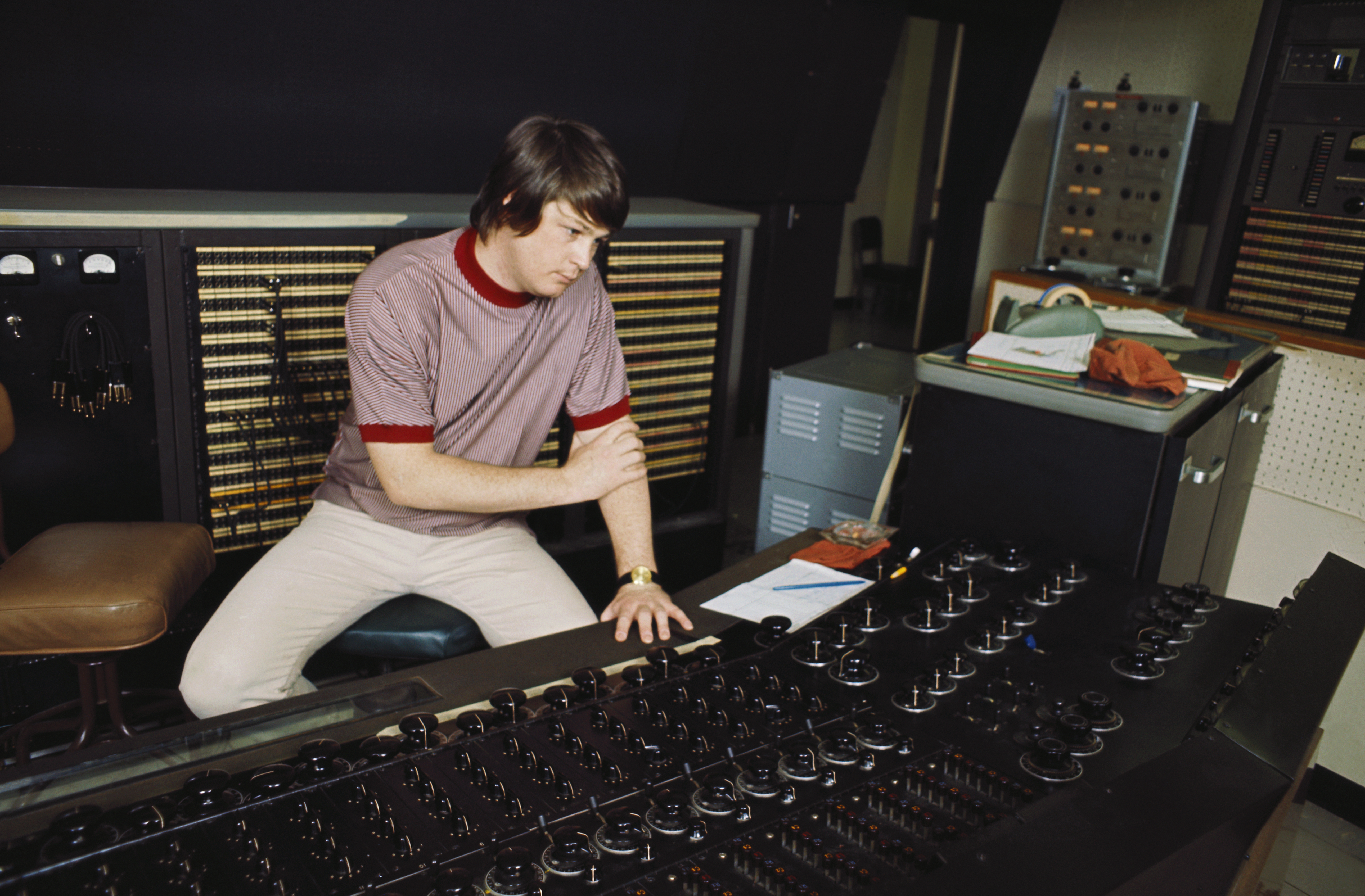 Brian Wilson fue la primera figura del pop en reunir en una misma persona al intérprete, el compositor y el productor. Expandió las posibilidades del estudio y de la canción en la música moderna. Su apogeo fue breve pero intenso e inolvidable (Michael Ochs Archives/Getty Images)