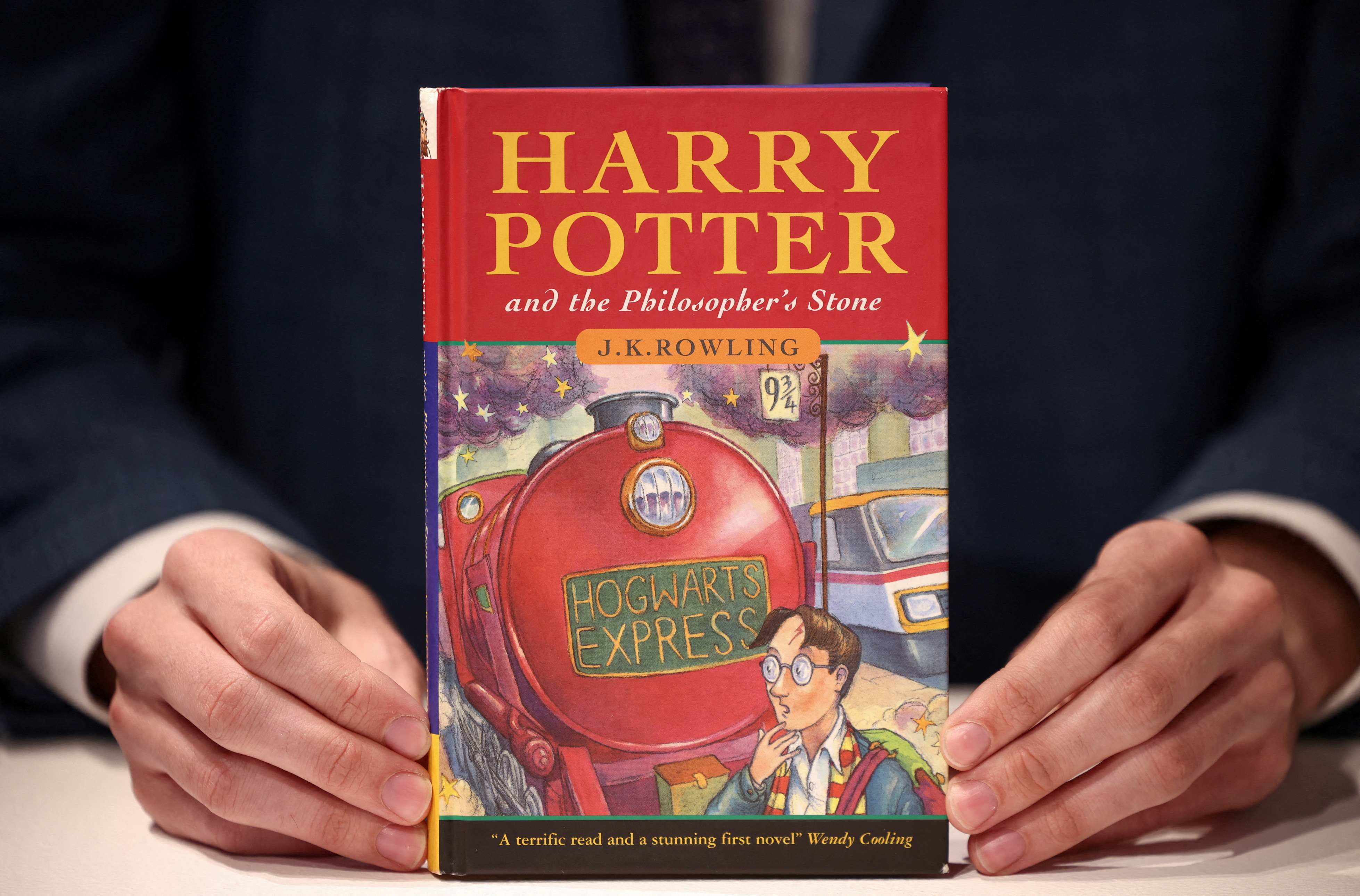 Un ejemplar de "Harry Potter y la piedra filosofal" firmado por la autora subastado en Christie's, en Londres. REUTERS/Henry Nicholls