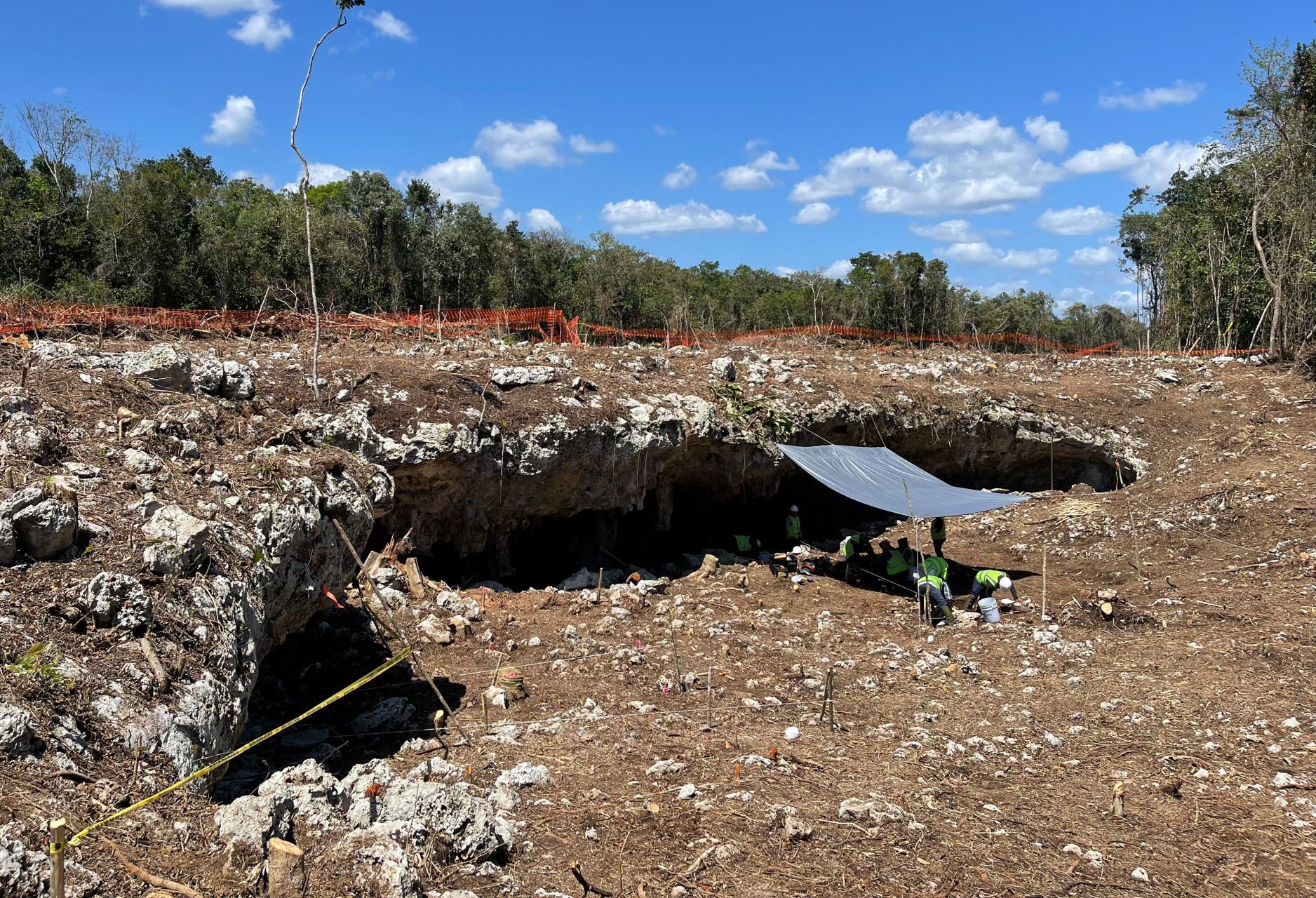 PLAYA DEL CARMEN, QUINTANA ROO, 29MARZO2022. En medio de las protestas que realizaron activistas y ambientalistas que se oponen a la devastación de la selva quintanarroense por la construcción del Tren Maya, se confirmó la presencia de una caverna. Se trata de la caverna “Angry Wasp” (abeja enojada), una formación natural ya aspecteada por Peter Strauss y que tiene una vital importancia en el ecosistema, pues por ahí corren ríos subterráneos, explicó en entrevista, Raúl Padilla, presidente de Jaguar Wildlife Center.
FOTO: CUARTOSCURO.COM