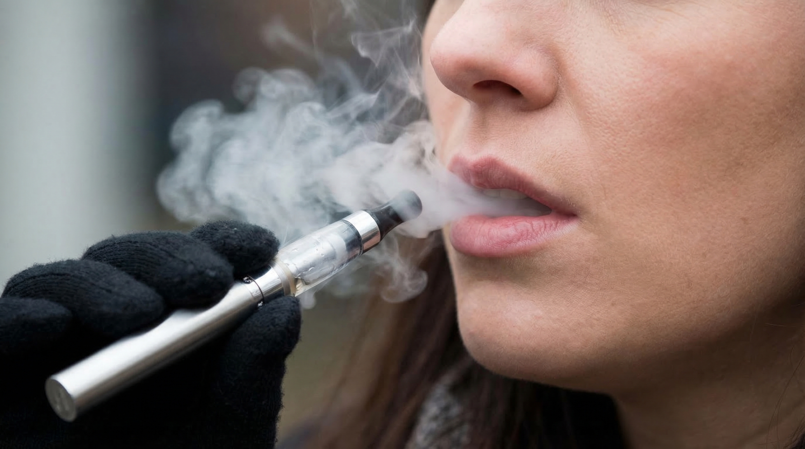 adicción nicotina fumar vapear tabaco calentado españa comparación 📅 2 de abril de 2026, Muchos menores empezaron a usar cigarrillos  electrónicos “por juego” o curiosidad… y ahora algunos están sufriendo  problemas reales de salud., El vapeo se ha popularizado entre main image 1
