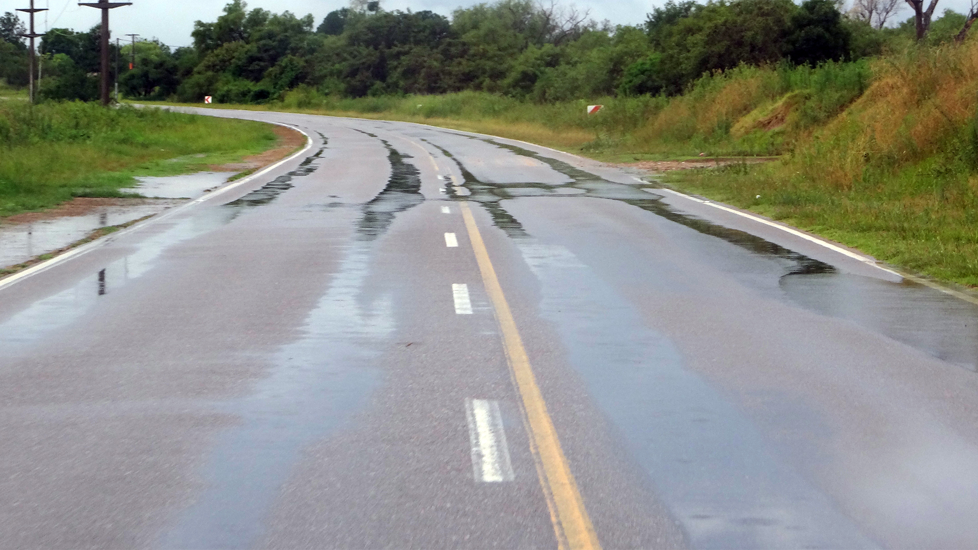 Los caminos deteriorados por el paso de grandes camiones de carga, genera extensas huellas que se llenan de agua cuando llueve. Hay que saber cómo enfrentarlas para pasar con seguridad