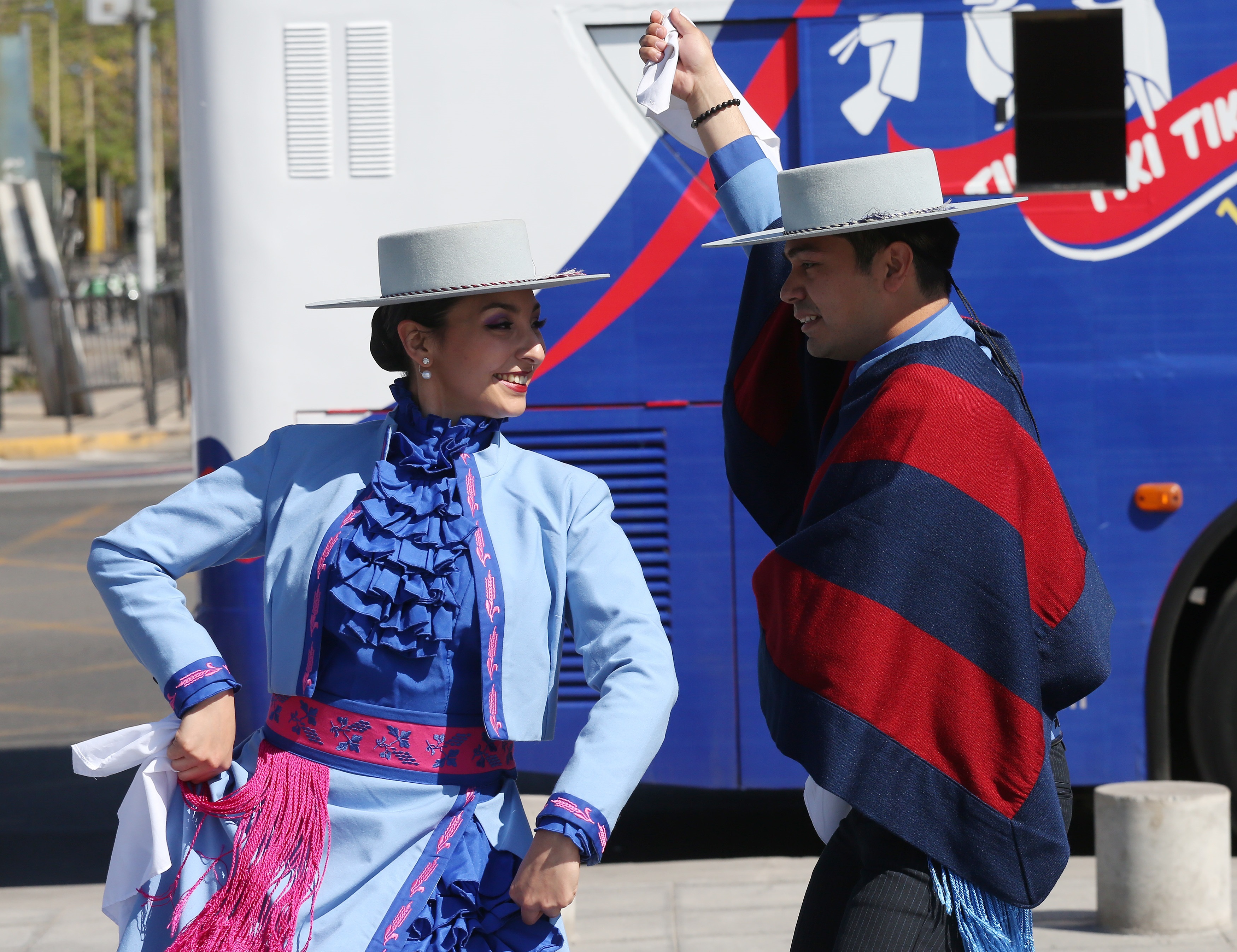 Una pareja de 'huasos' (bailarines típicos) participan de un 'pie de cueca', baile típico chileno, durante los festejos de fiestas patrias, el 16 de septiembre de 2021, en Santiago (Chile). EFE/ Elvis González
