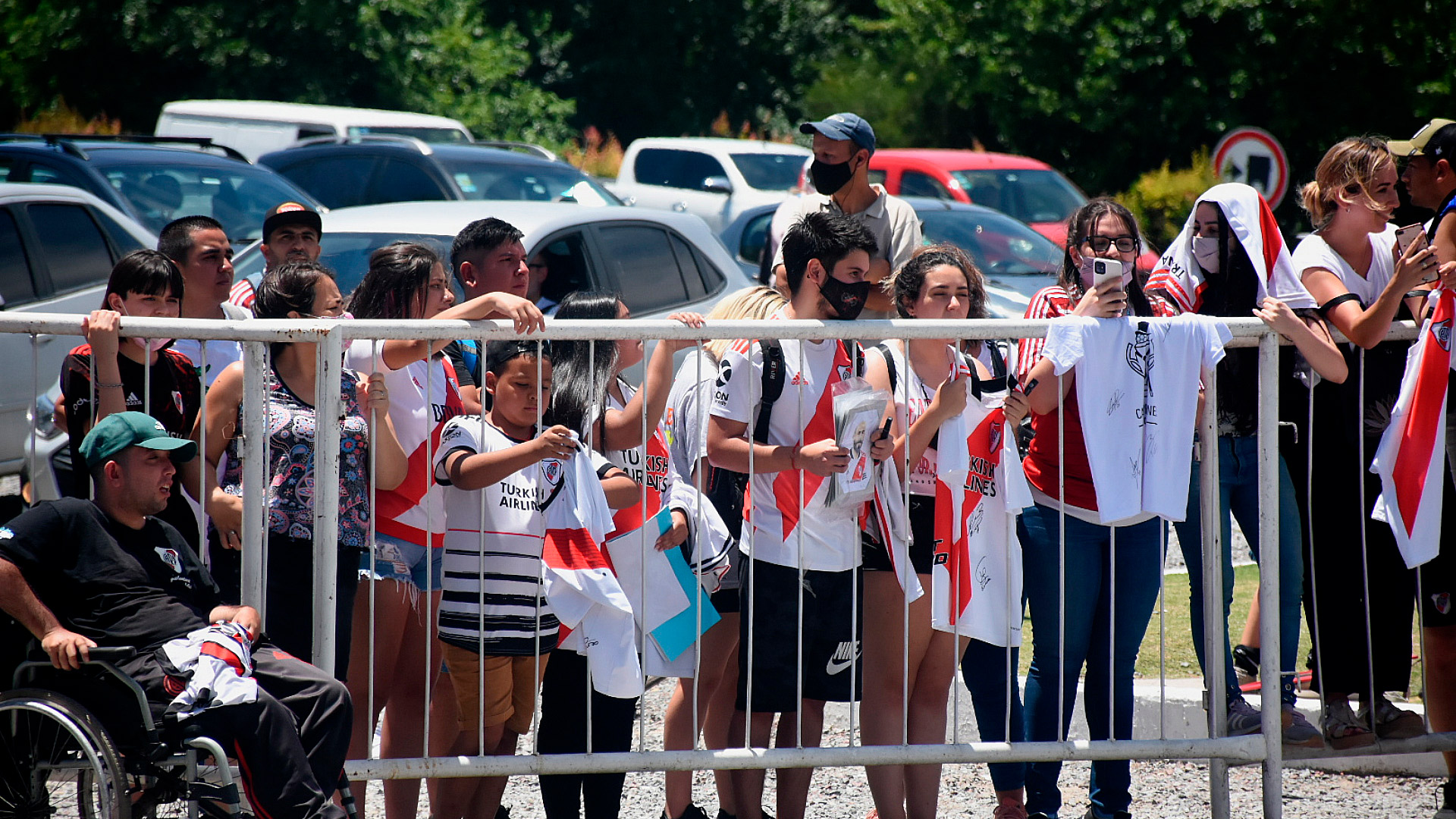Desde temprano la gente comenzó a agolparse a las afueras del River Camp (Nicolás Stulberg)