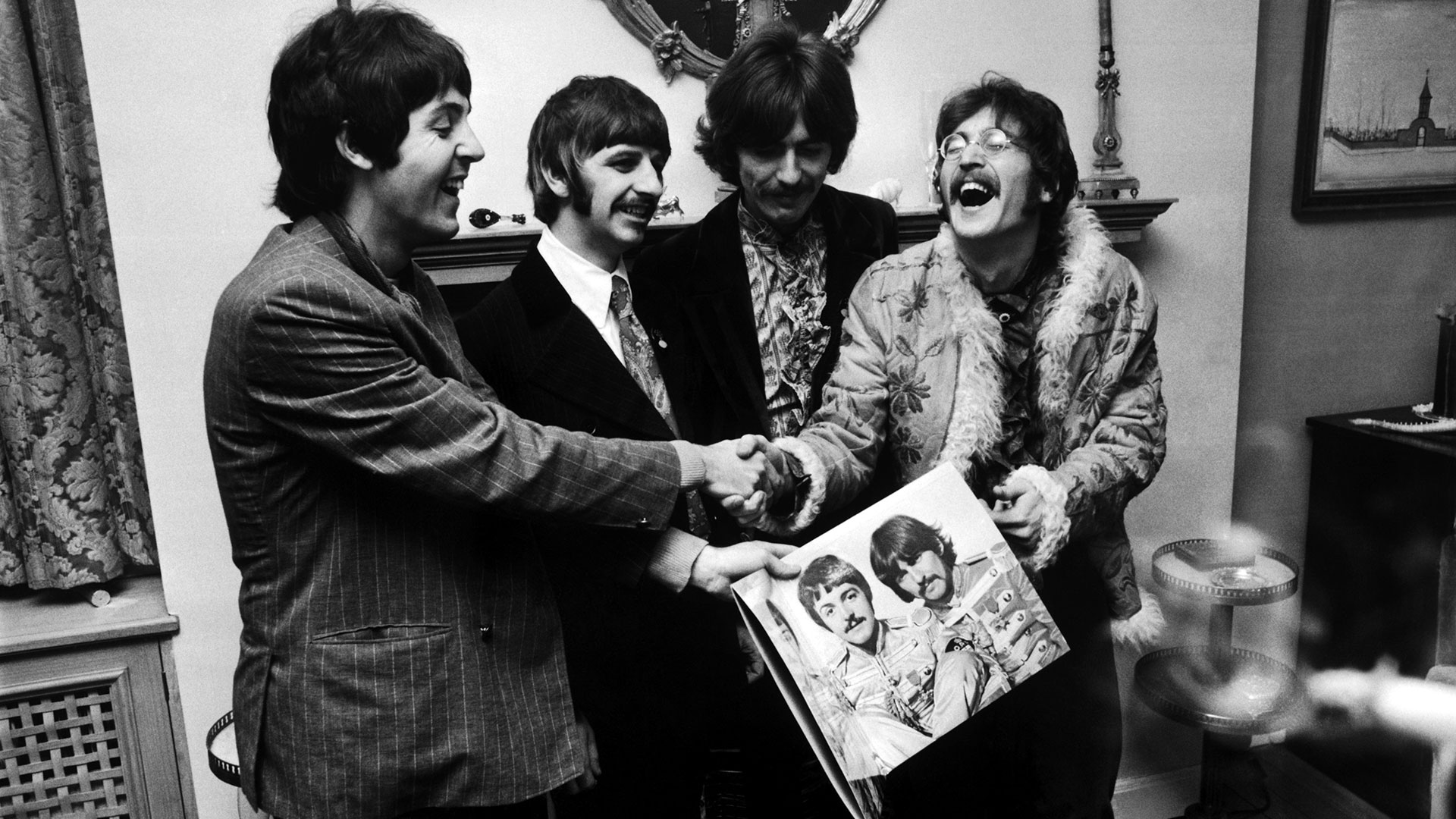 Los cuatro Beatles en la conferencia de prensa de lanzamiento de Sgt. Pepper que se realizó en la casa de su representante Brian Epstein (Photo by John Downing/Getty Images)