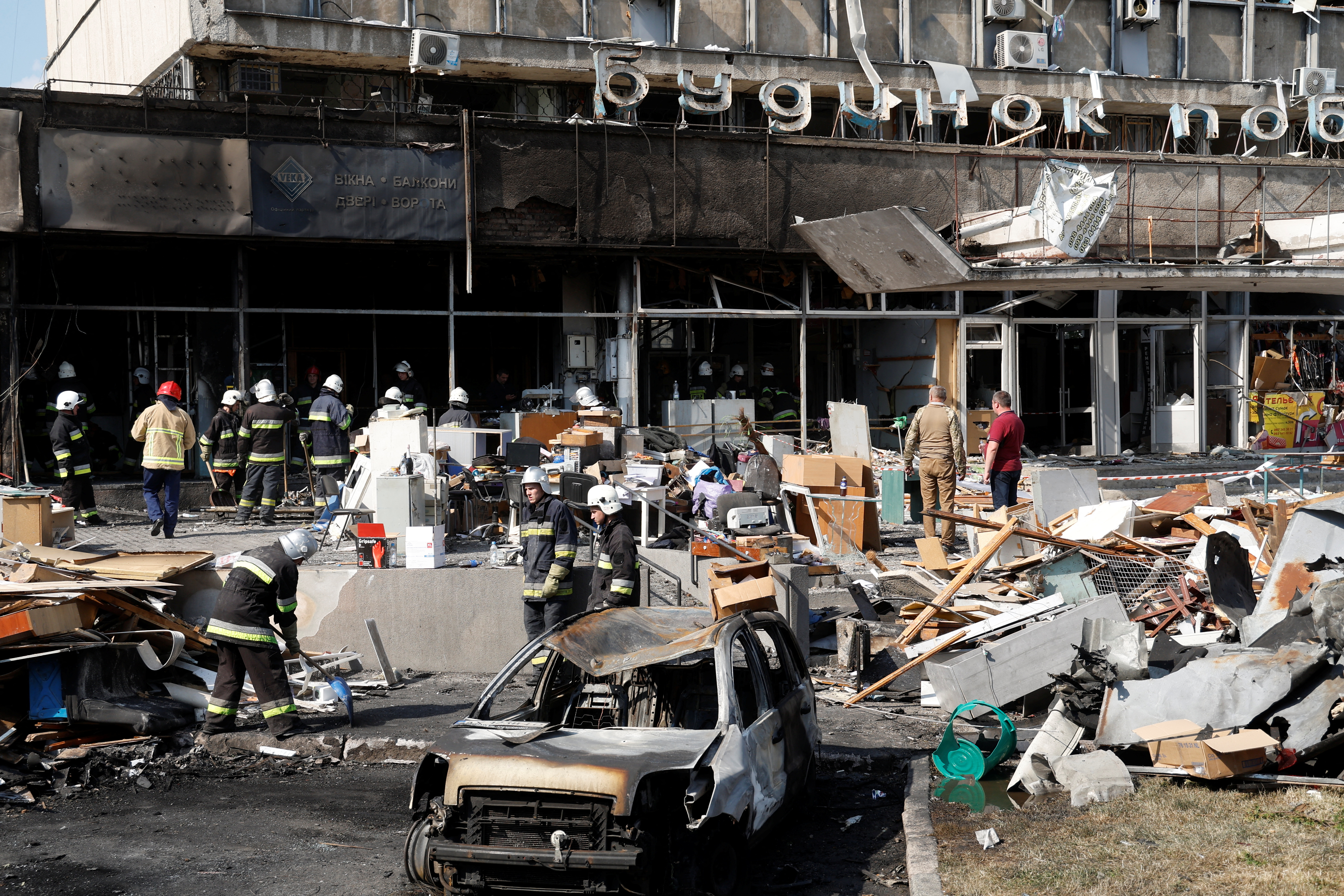 Servicios de emergencia trabajan en las proximidades de un edificio alcanzado por un bombardeo ruso en la ciudad de Vinnytsia, Ucrania (REUTERS/Valentyn Ogirenko)