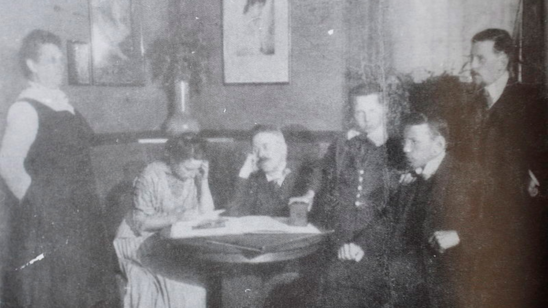 La familia Spielrein en 1909. De izquierda a derecha: Eva (madre), Sabina, Nikolai (padre), Emilia (hermana), Isaac y Jan (hermanos). Wikimedia Commons