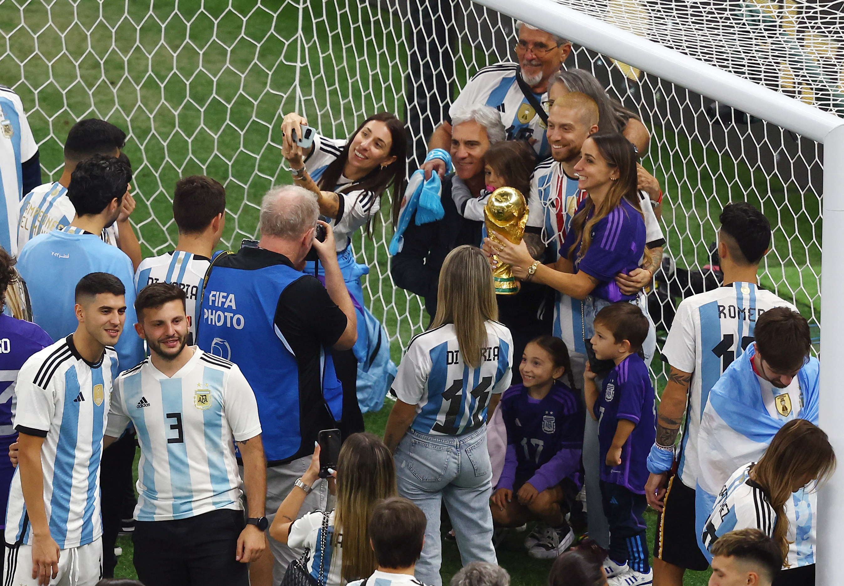 El Papu Gómez con la Copa del Mundo y celebrando con su familia (REUTERS/Paul Childs)