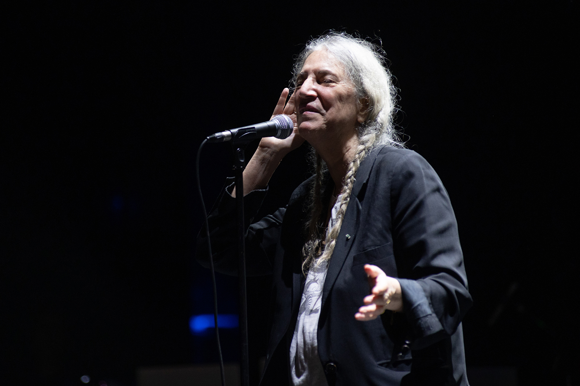 Patti Smith se desmayó en el escenario y tuvo que cancelar su recital de poesía en San Pablo