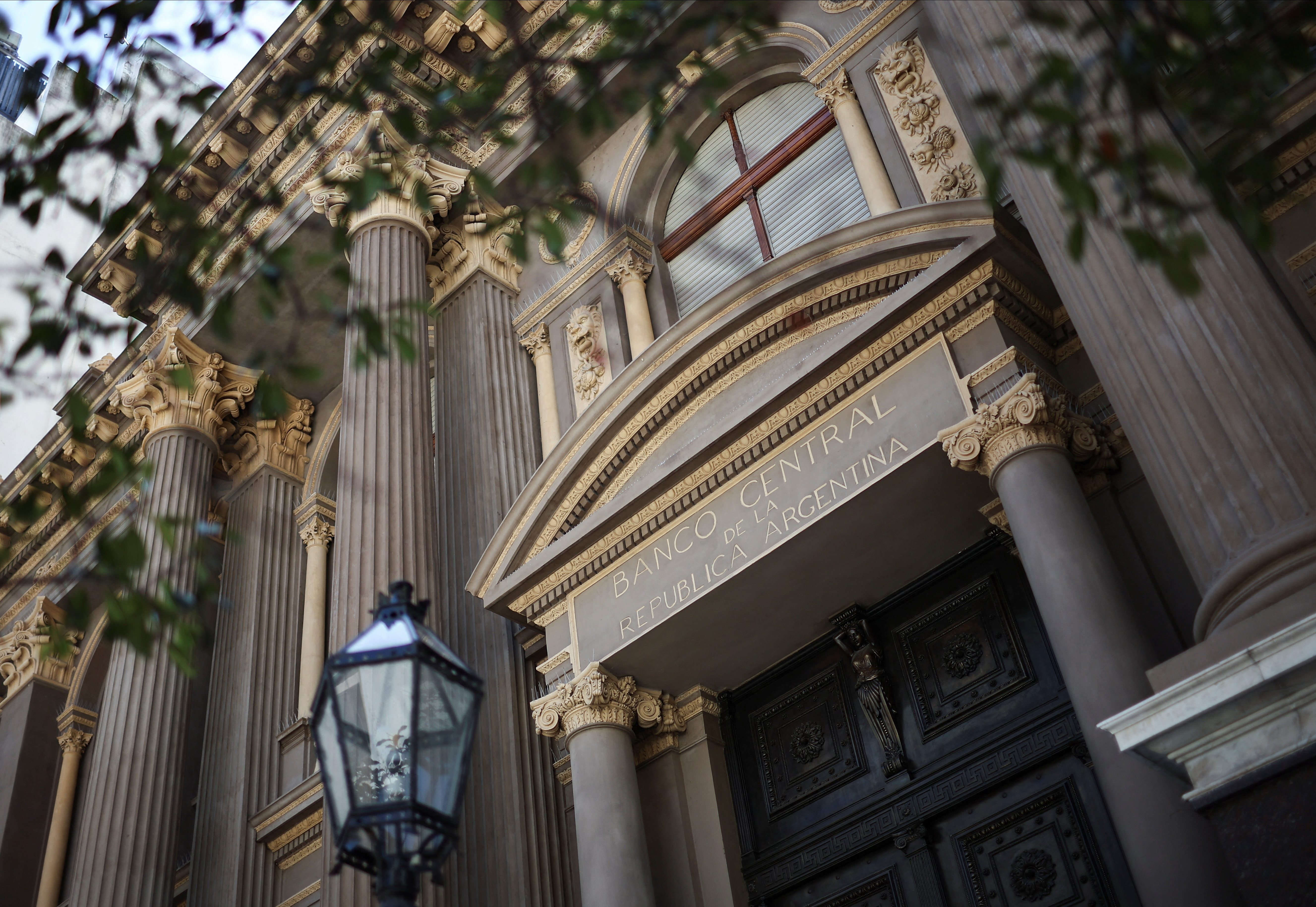 El Banco Central no intervino, vendi&oacute; futuros y le puso un freno al d&oacute;lar mayorista justo antes de los $1.500