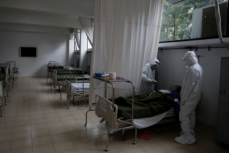 FOTO DE ARCHIVO. Personal médico es visto cuidando a un paciente contagiado de SARS-CoV-2 dentro del hospital militar en la Heroica Academia Militar (Foto: Reuters)