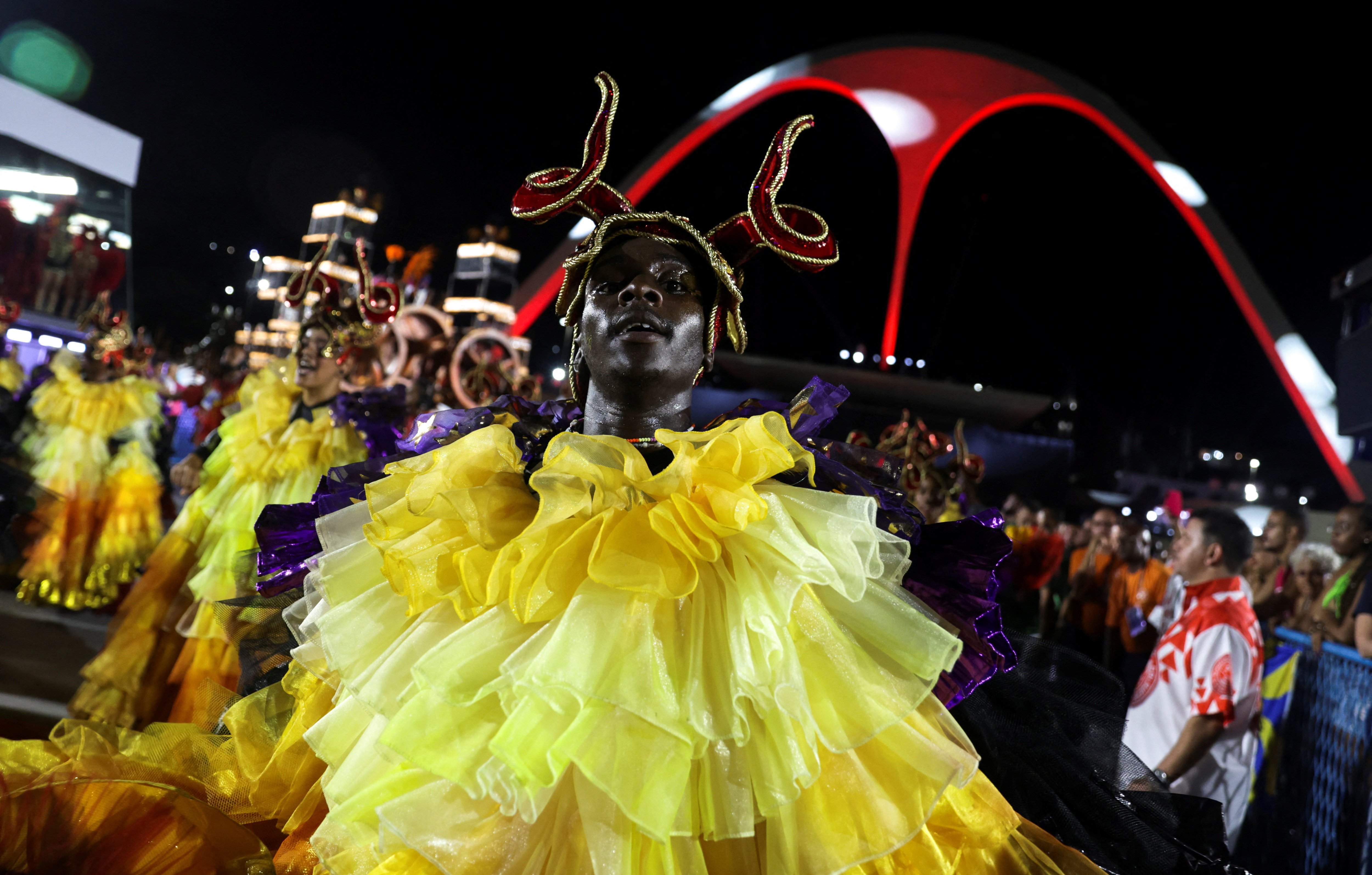 Un juerguista de la escuela de samba de Salgueiro actúa durante la primera noche del desfile de carnaval en el Sambódromo. REUTERS/Pilar Olivares
