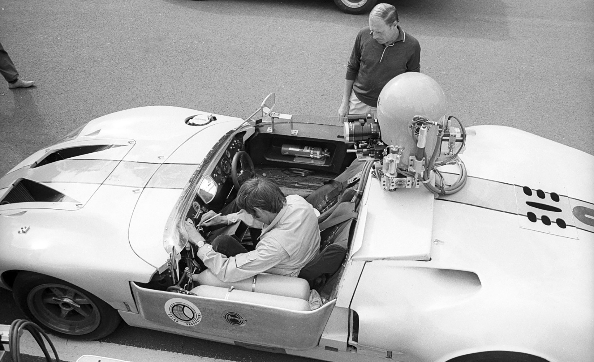 El Ford GT40 sin techo era un Mirage M1 recuperado. La cámara giroscópica y los tanques de aire comprimido que permitían un movimiento más estable para las tomas a alta velocidad