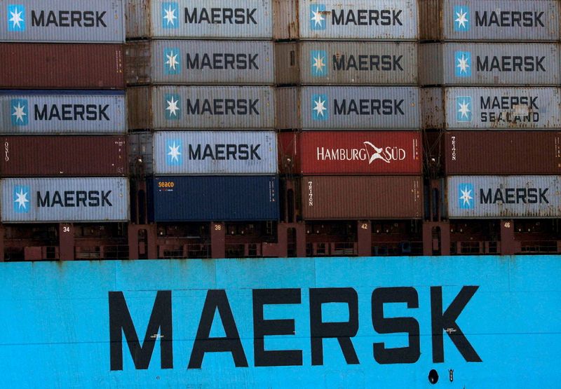 FOTO DE ARCHIVO: Un buque de carga con el logotipo de Maersk en su casco y en varios contenedores en el Canal de Suez a la altura de Ismailía, Egipto, el 7 de julio de 2021. REUTERS/Amr Abdallah Dalsh