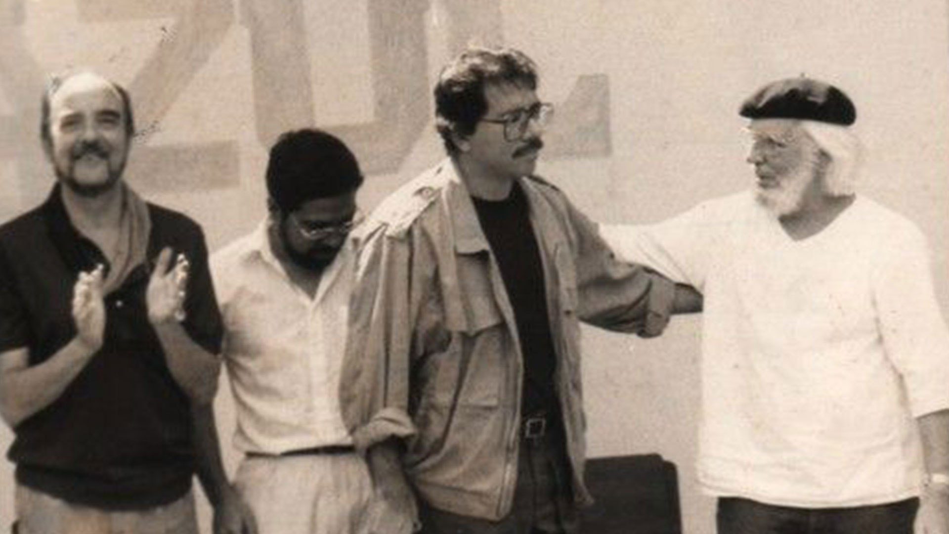 En primer plano, Daniel Ortega y Ernesto Cardenal, en tiempos de la revolución sandinista 